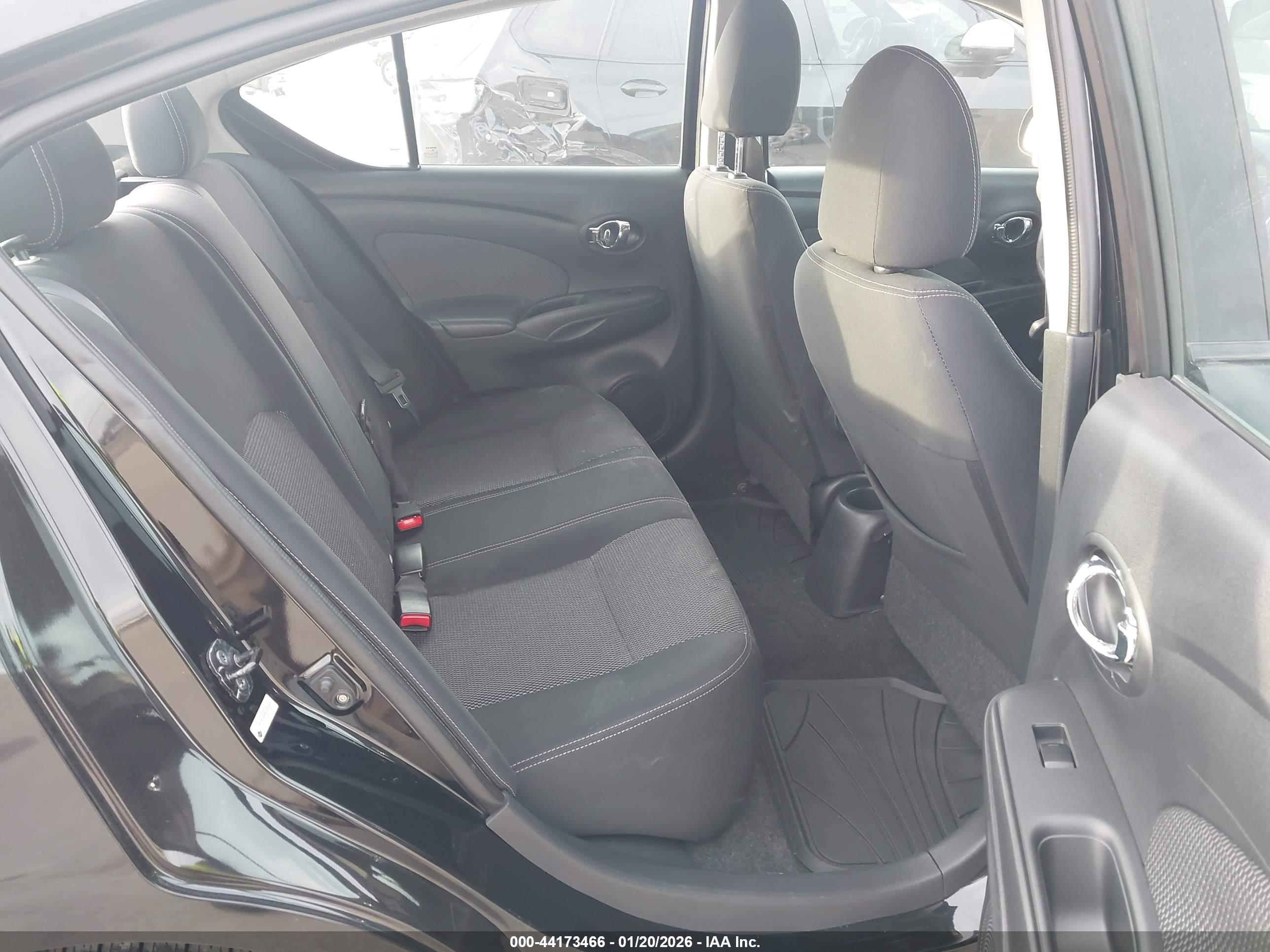 NISSAN VERSA image 8