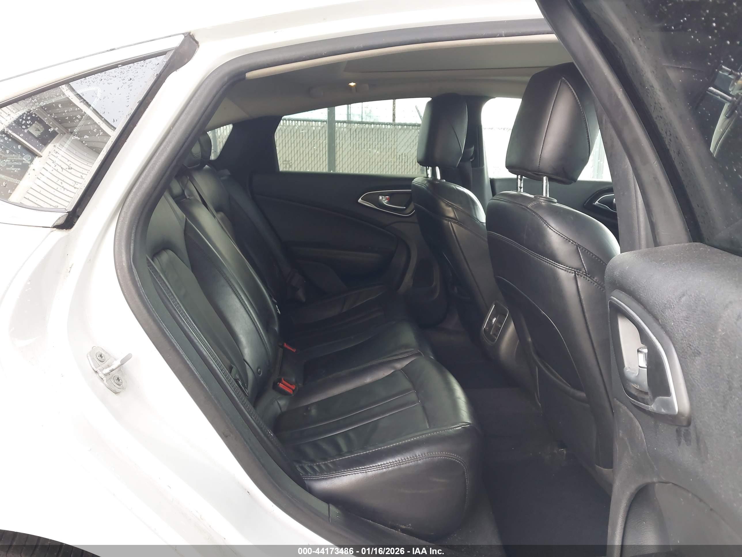 CHRYSLER 200 image 8