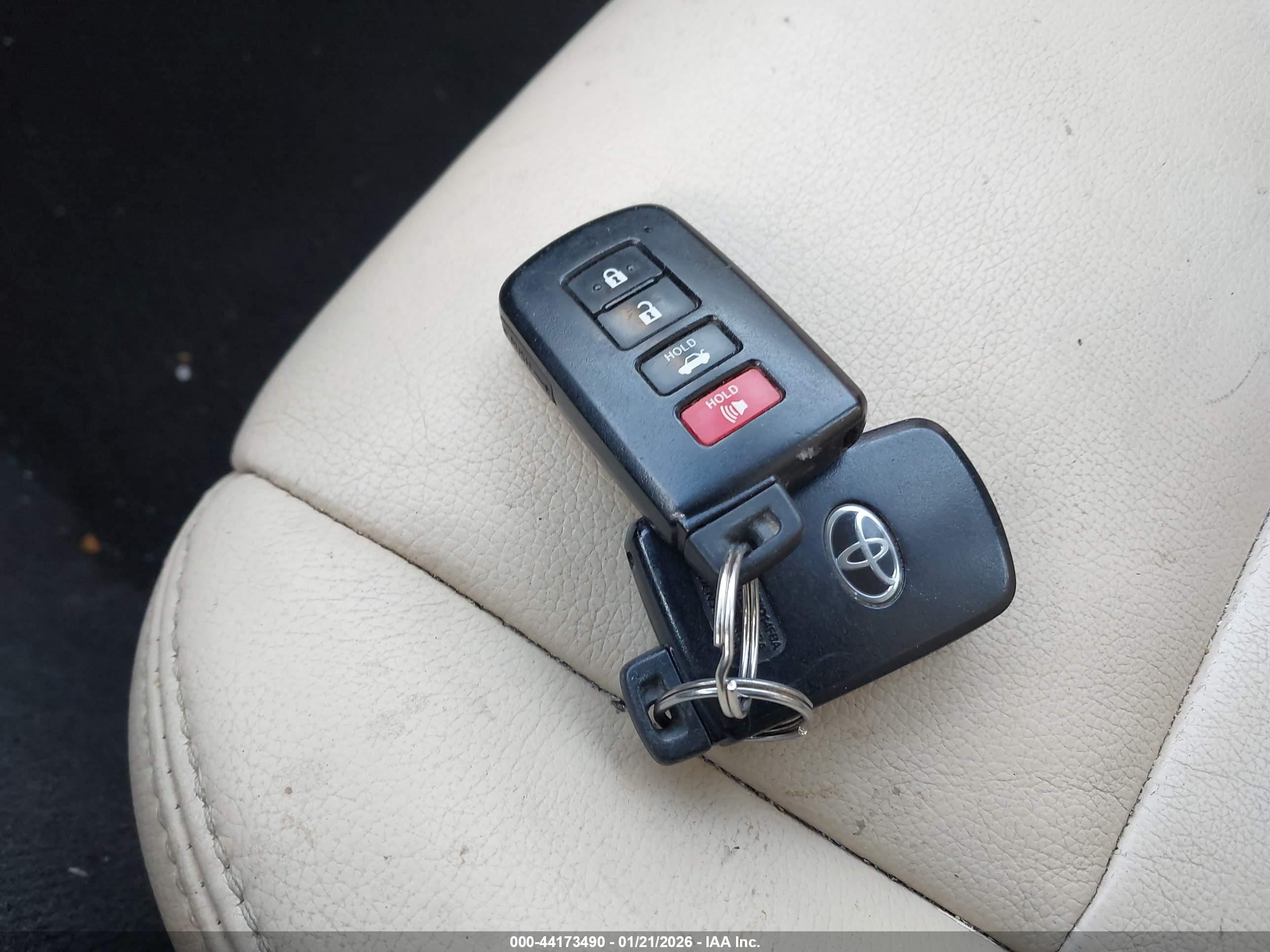 TOYOTA AVALON image 11