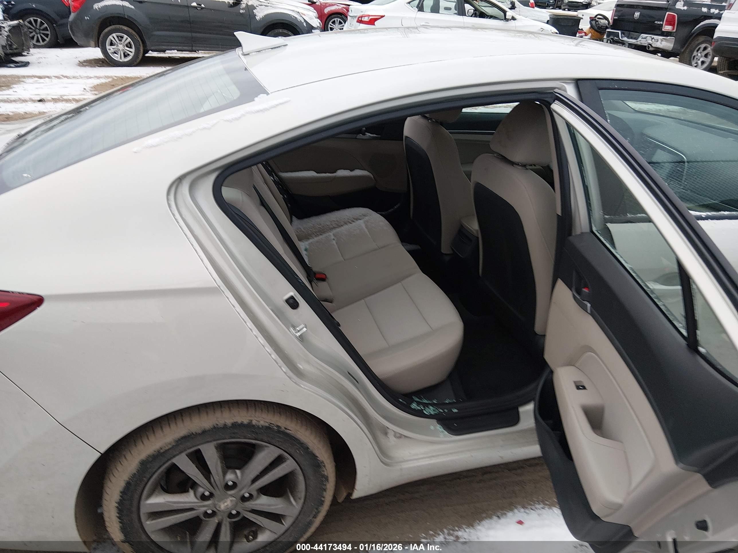 HYUNDAI ELANTRA image 8