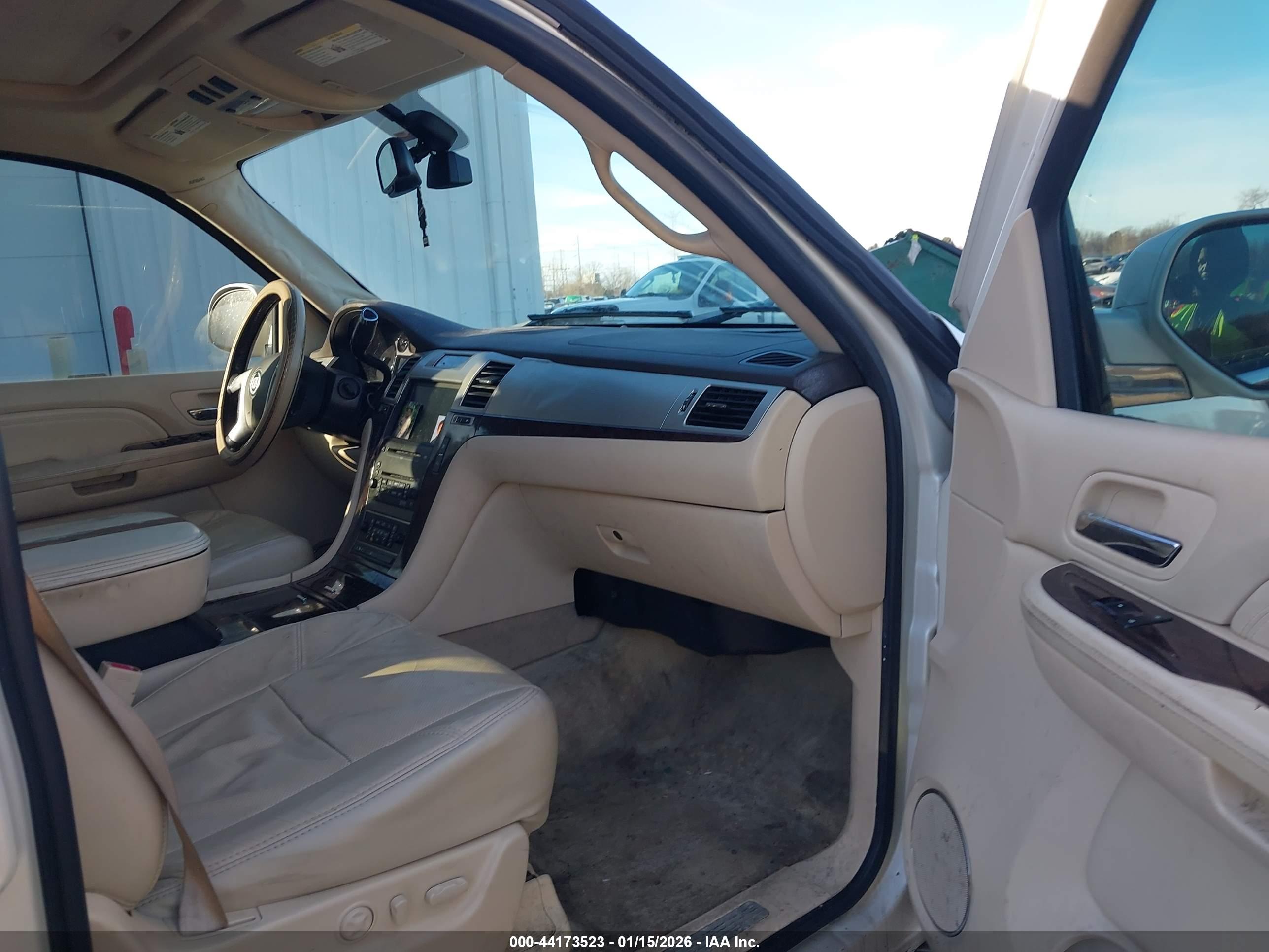 CADILLAC ESCALADE image 5
