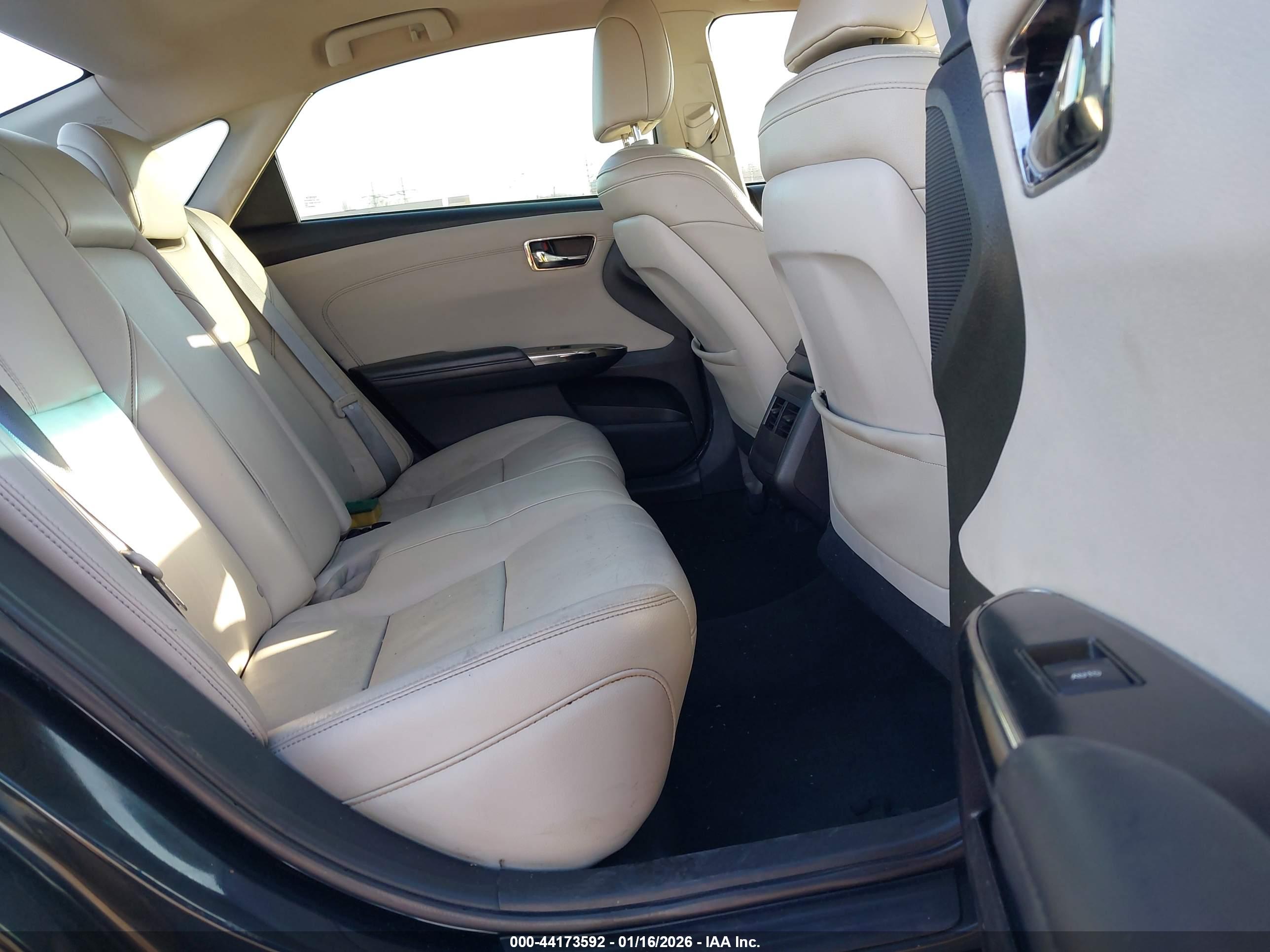TOYOTA AVALON image 8