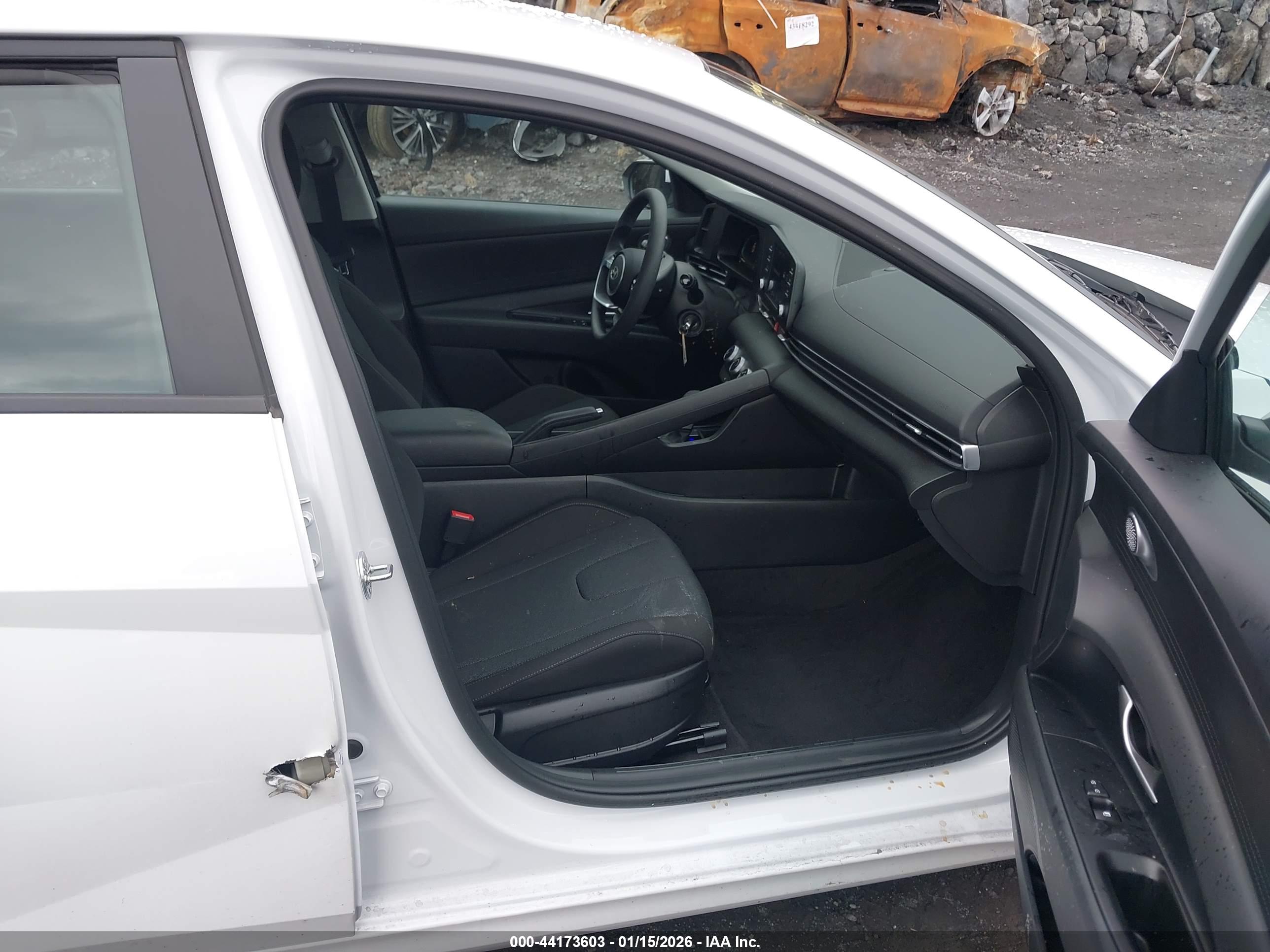 HYUNDAI ELANTRA image 5
