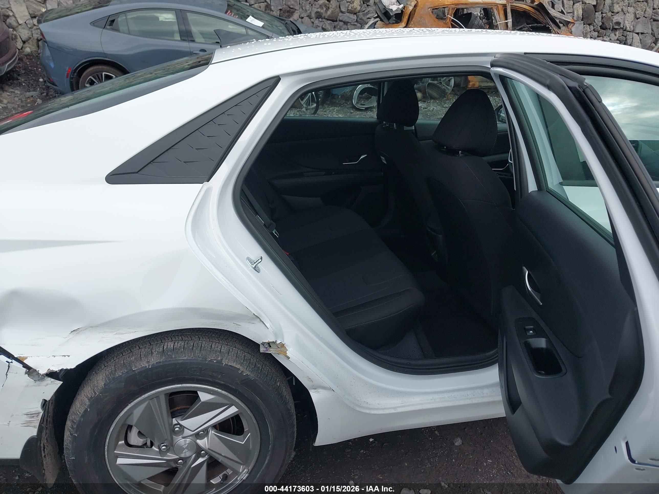 HYUNDAI ELANTRA image 8