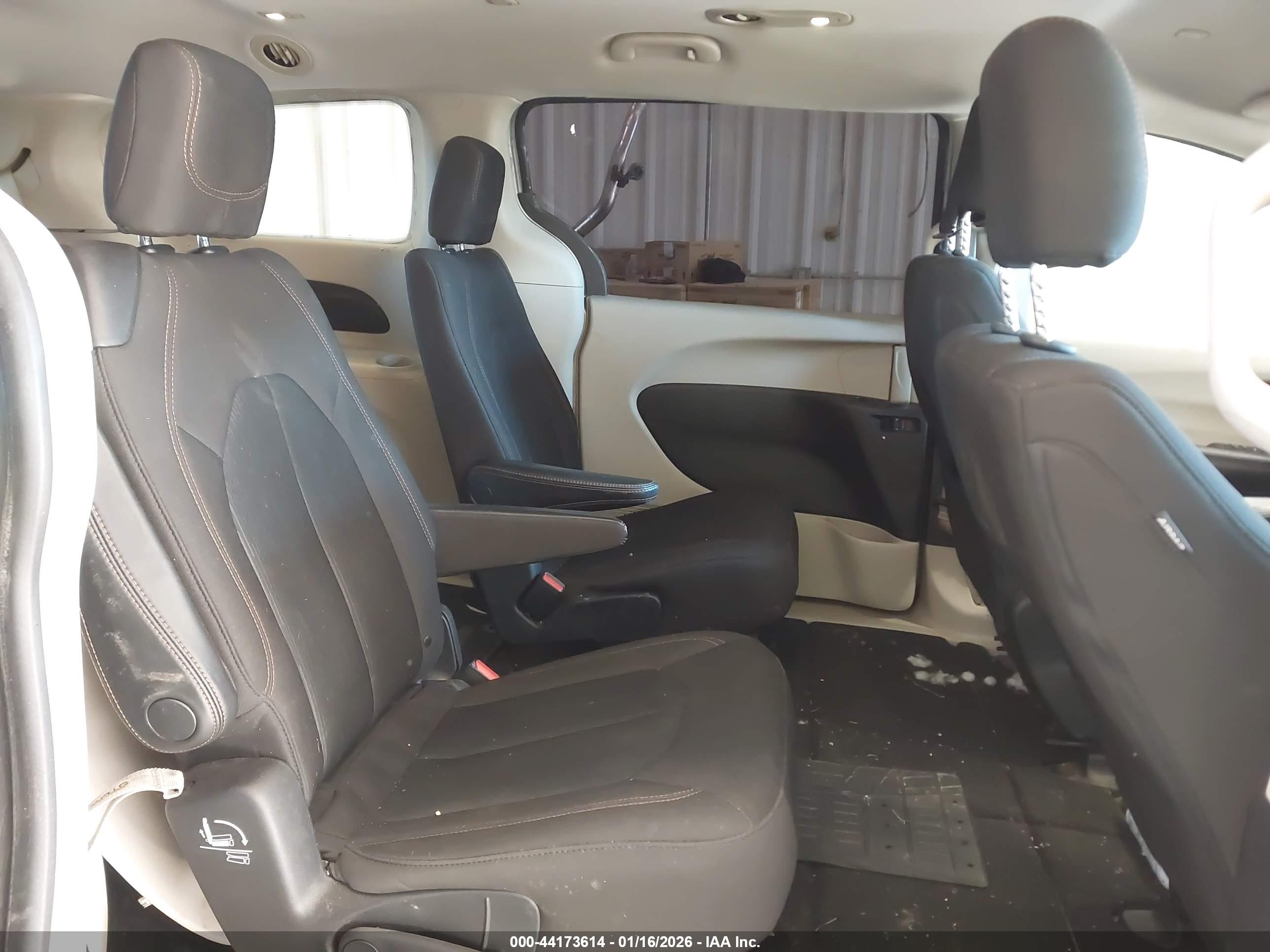 CHRYSLER PACIFICA image 8