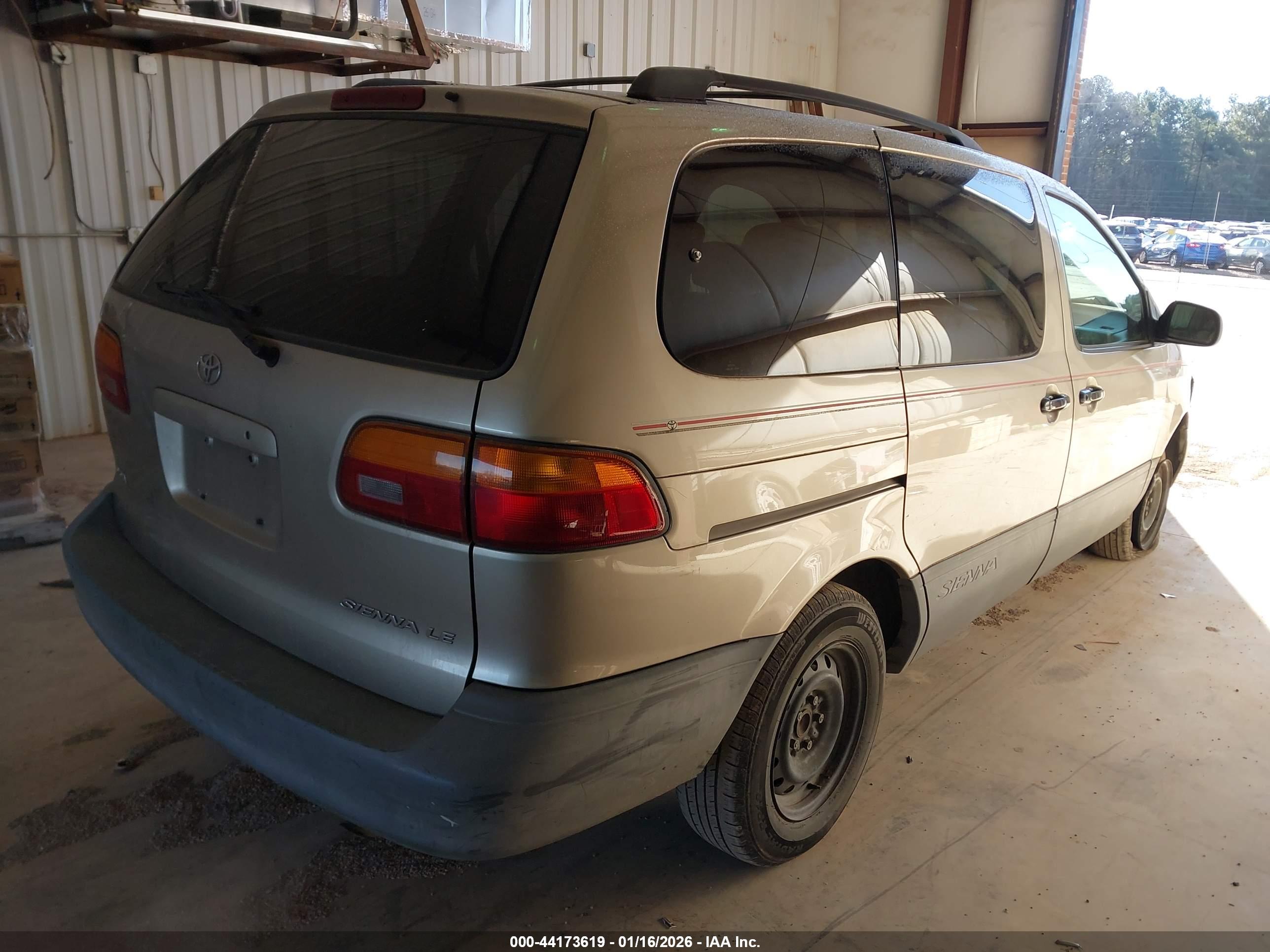 TOYOTA SIENNA image 4