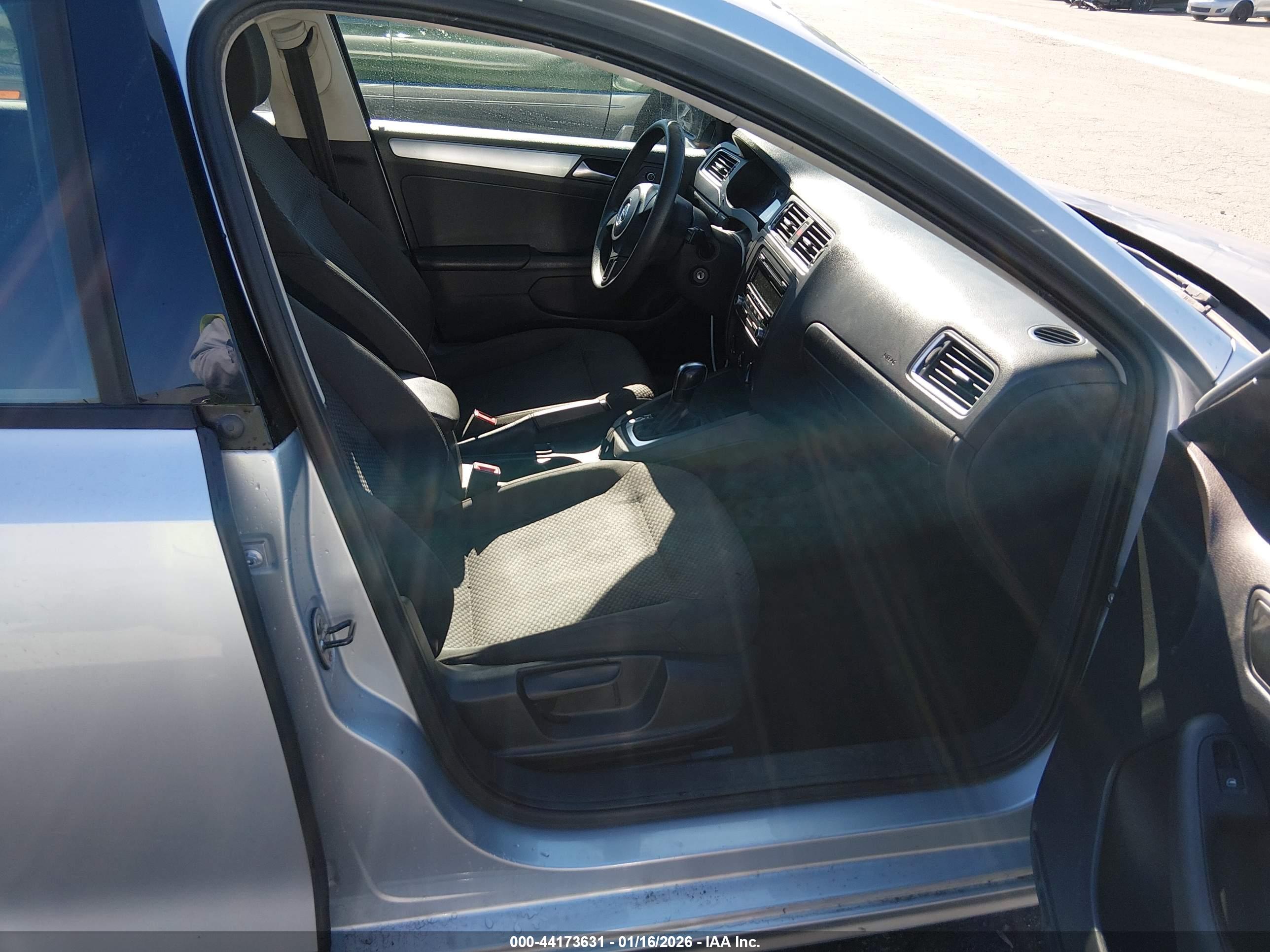 VOLKSWAGEN JETTA image 5