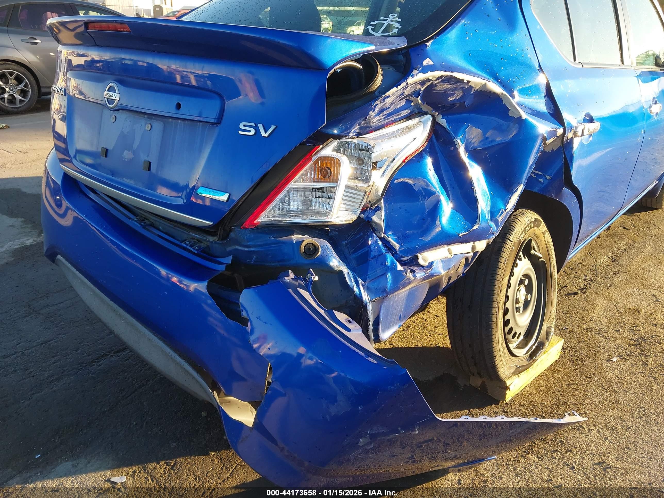NISSAN VERSA image 6