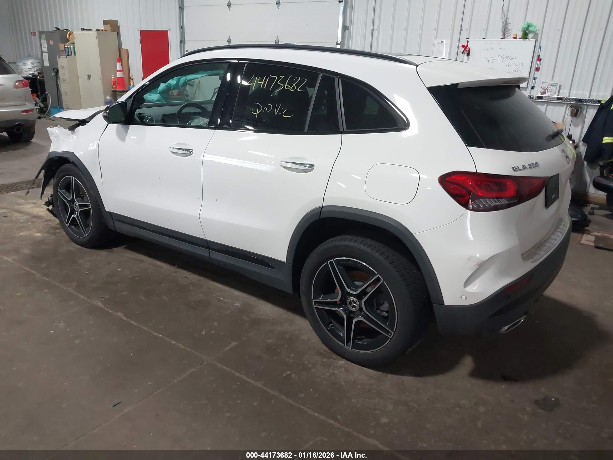MERCEDES-BENZ GLA image 3