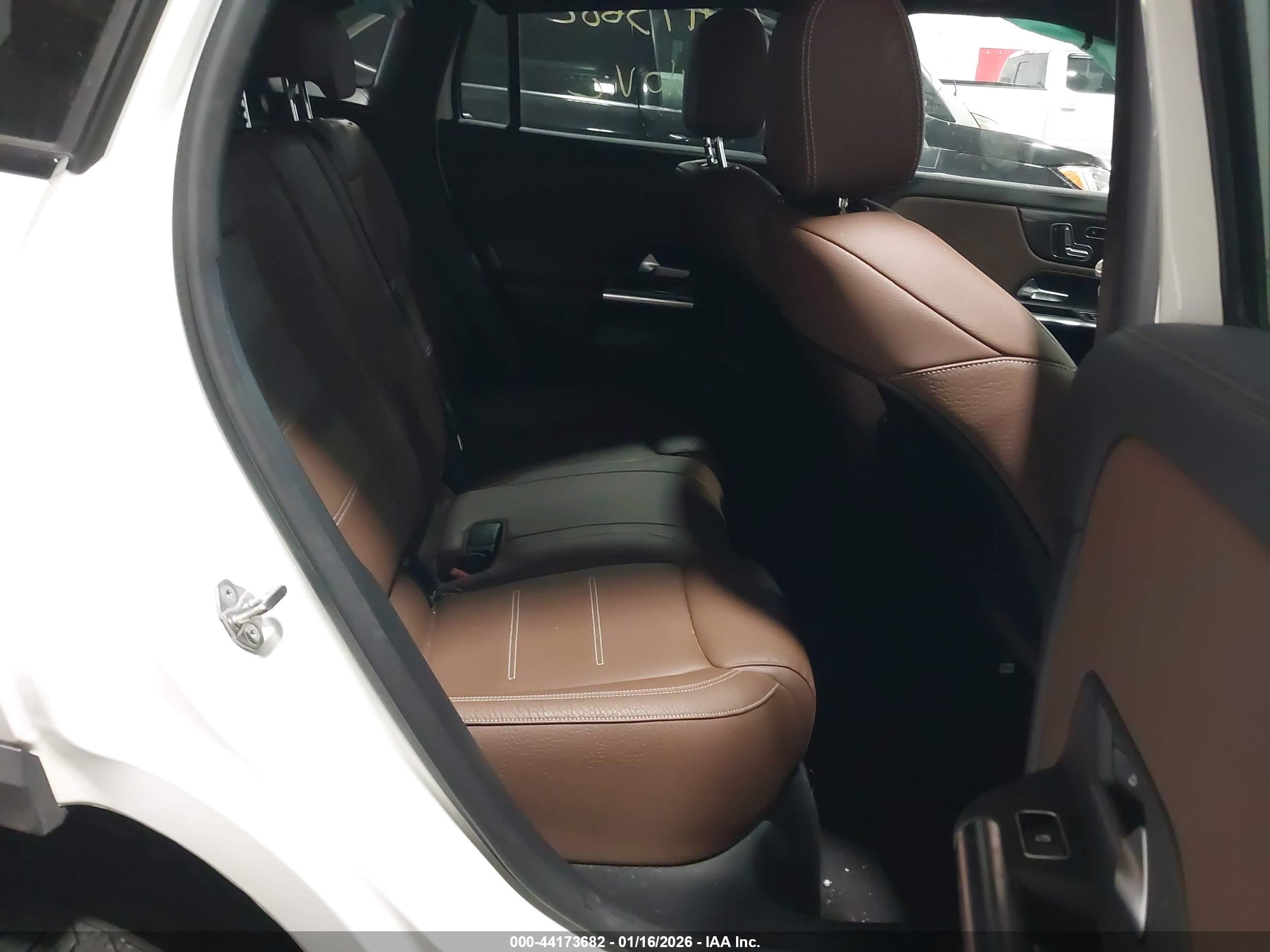 MERCEDES-BENZ GLA image 8