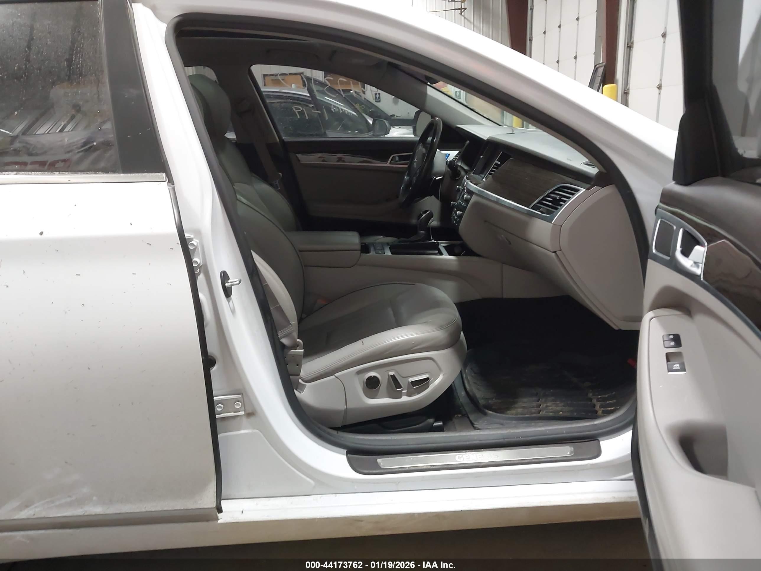 HYUNDAI GENESIS image 5