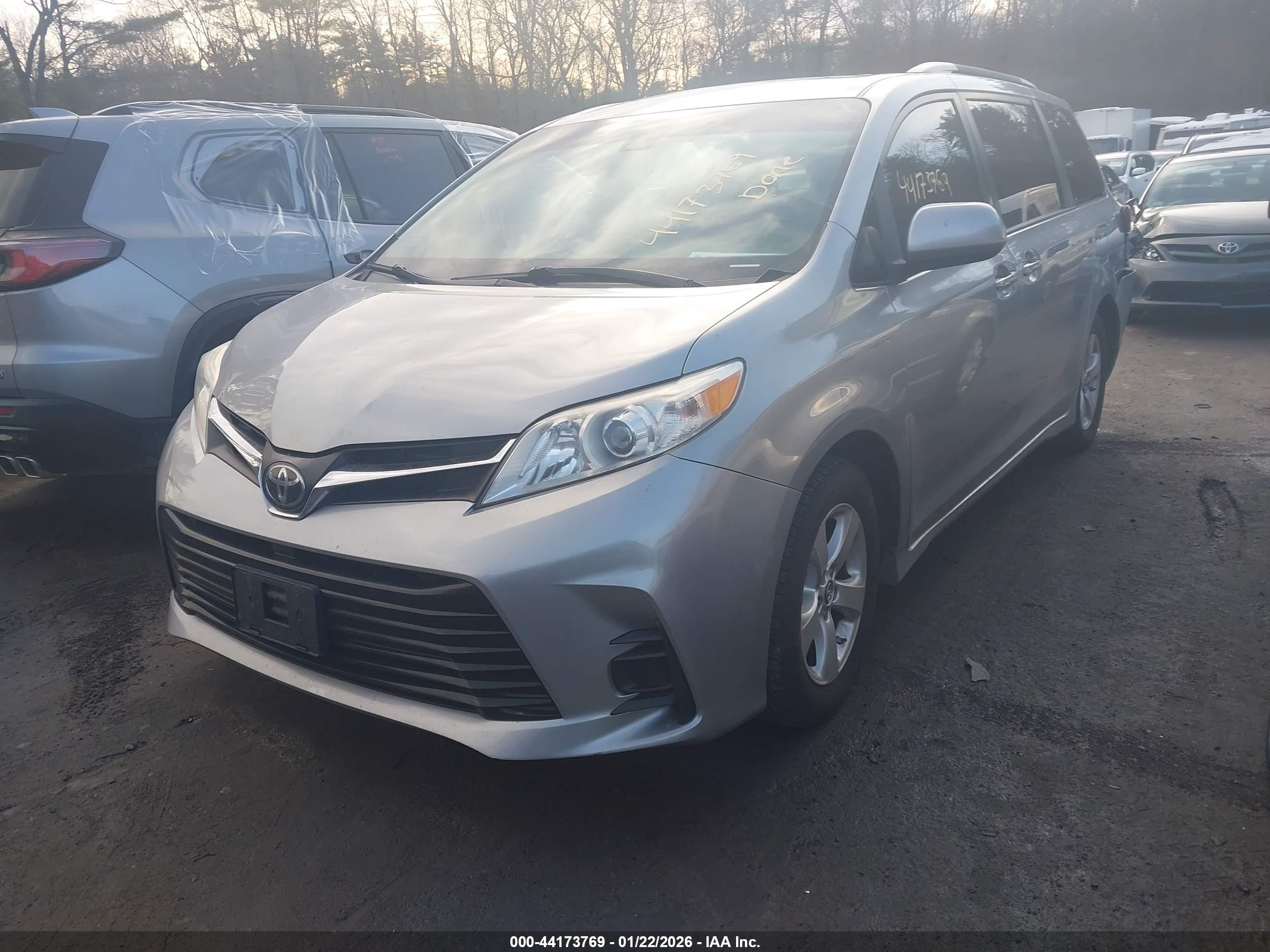 TOYOTA SIENNA image 2
