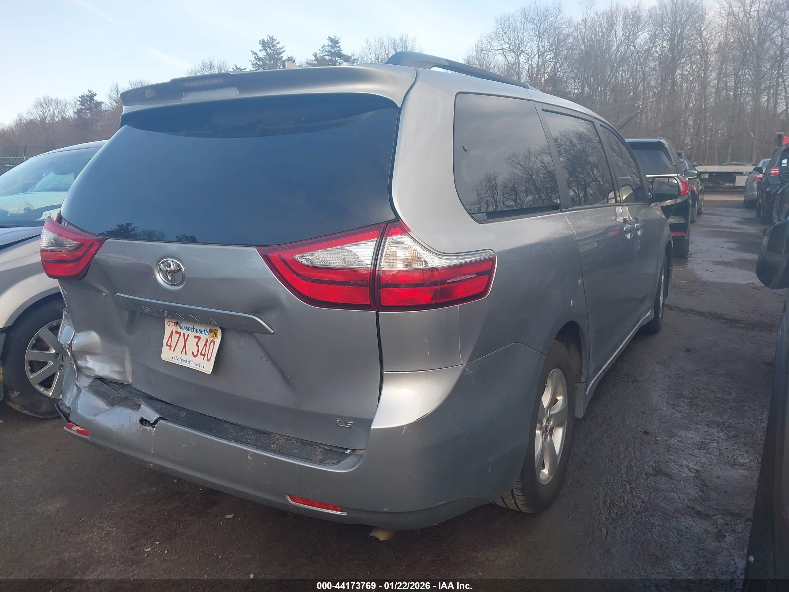 TOYOTA SIENNA image 4