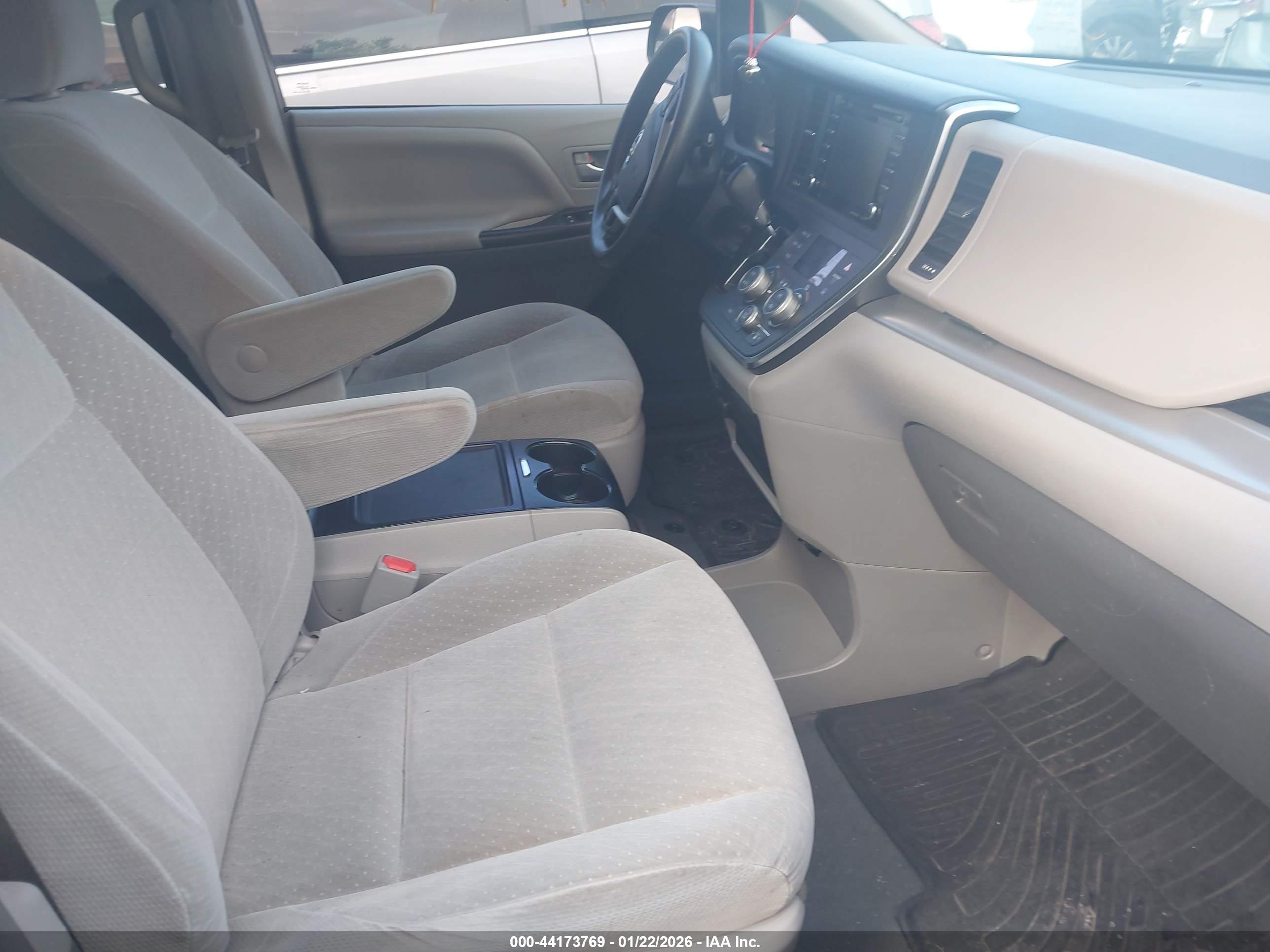 TOYOTA SIENNA image 5