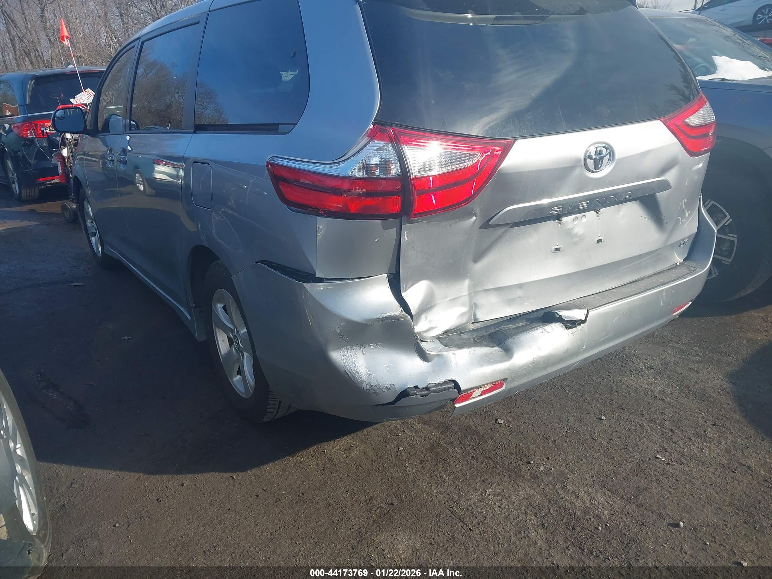 TOYOTA SIENNA image 6
