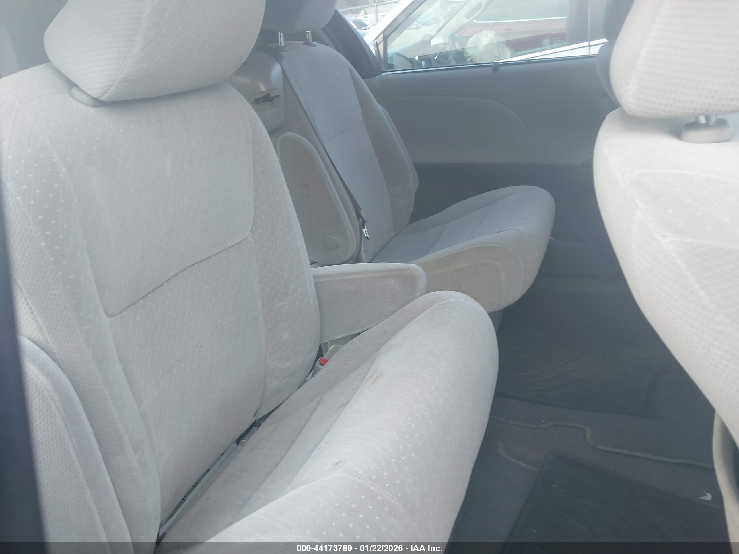 TOYOTA SIENNA image 8