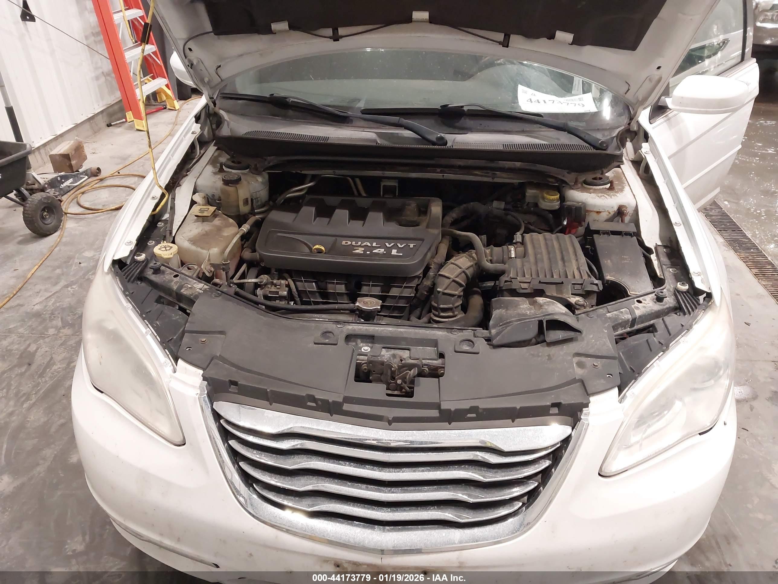 CHRYSLER 200 image 10