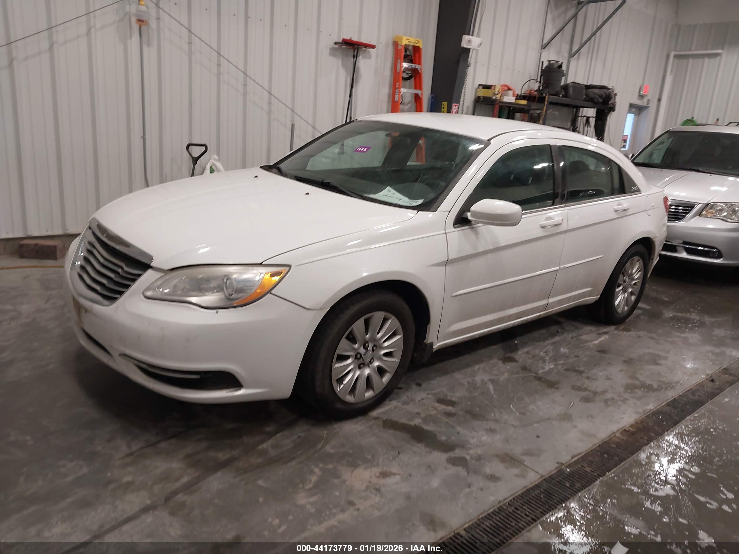 CHRYSLER 200 image 2