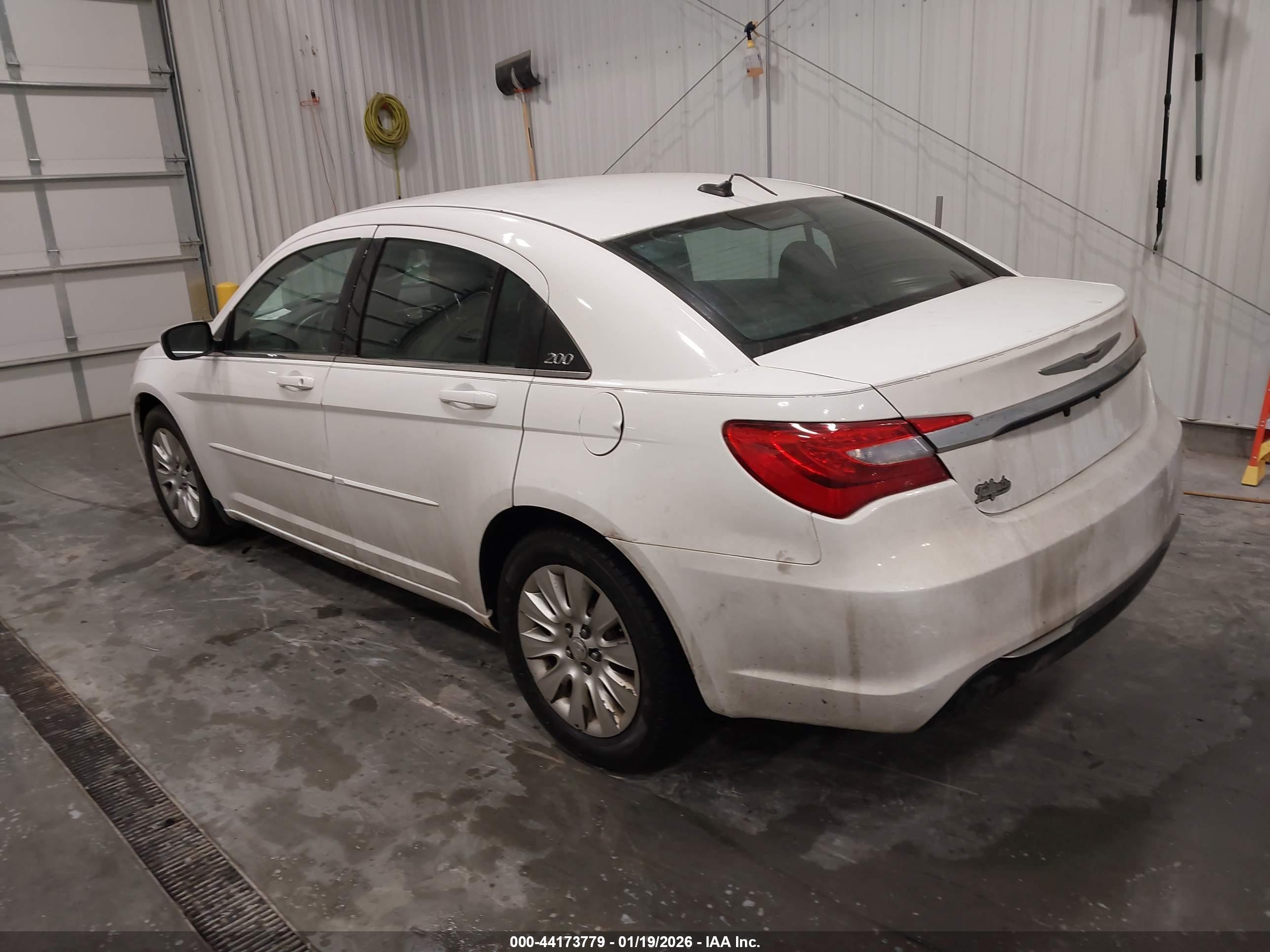 CHRYSLER 200 image 3
