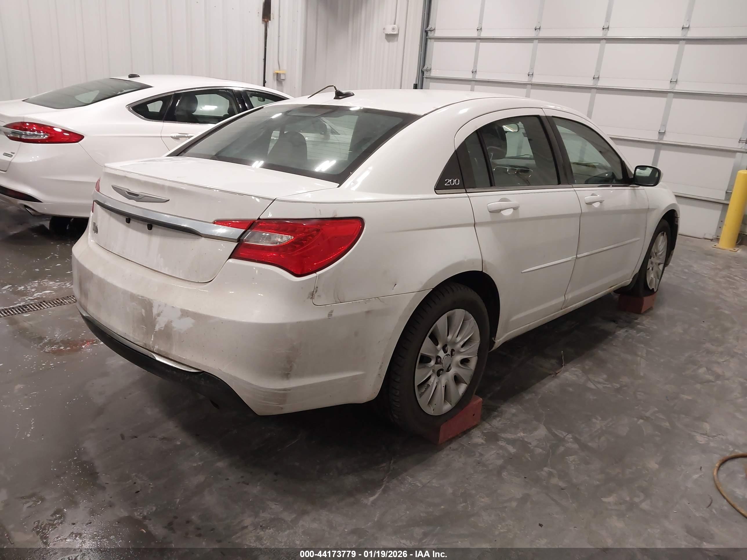 CHRYSLER 200 image 4
