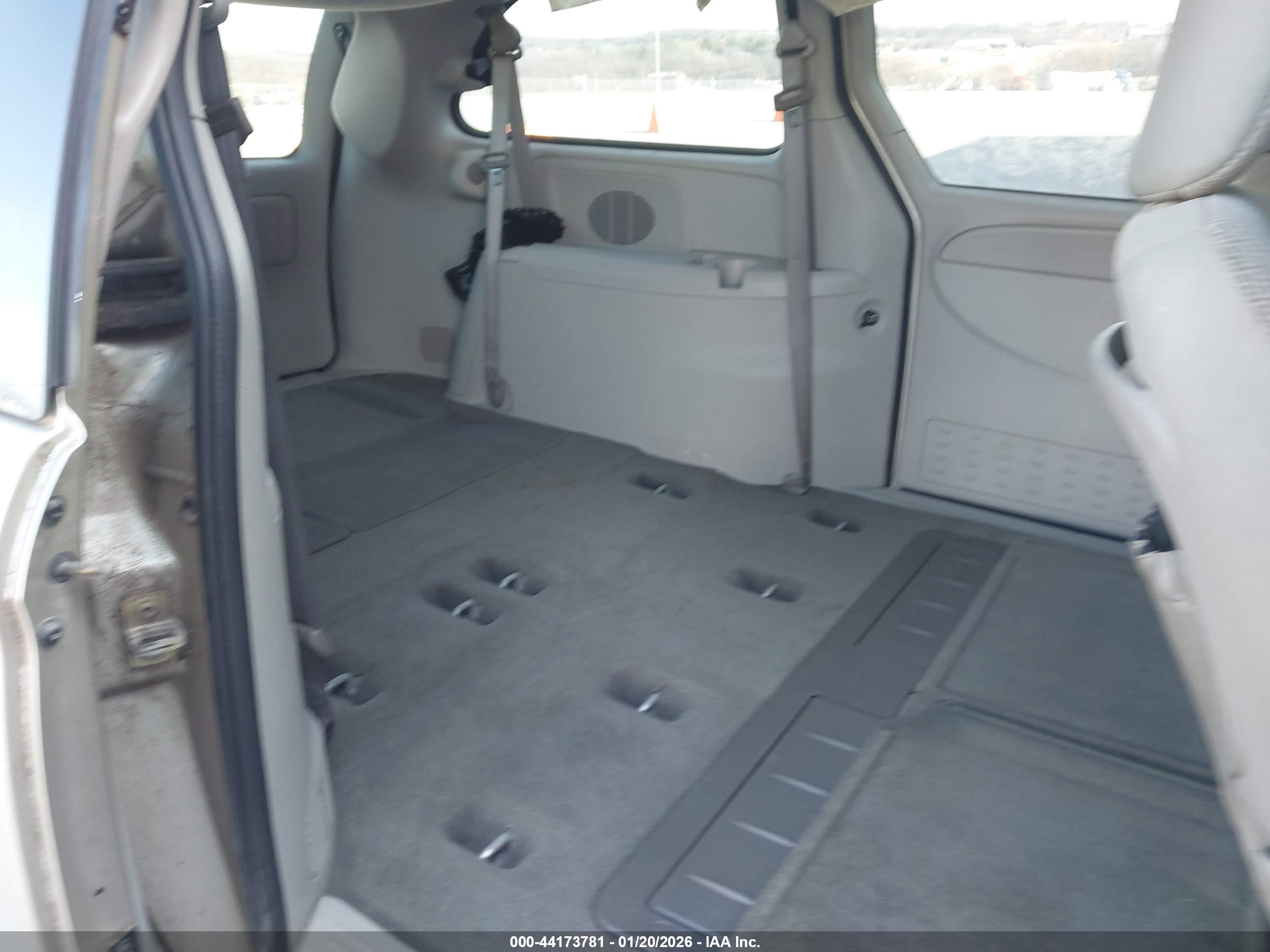 CHRYSLER TOWN image 8