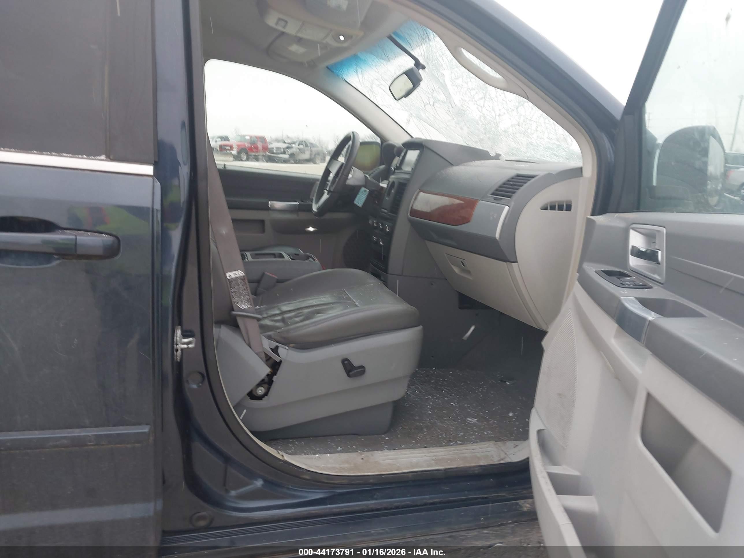 CHRYSLER TOWN image 5
