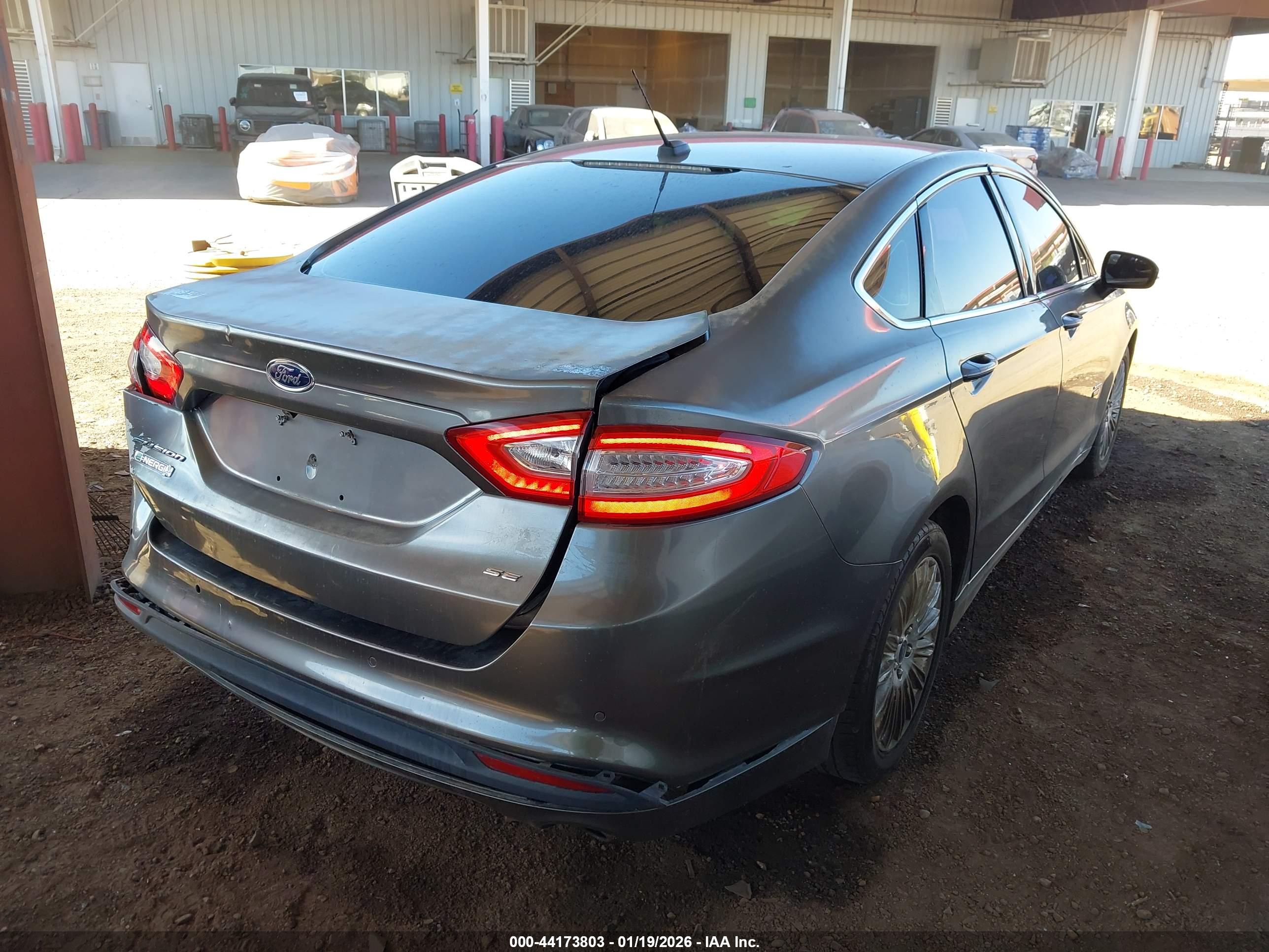 FORD FUSION image 4