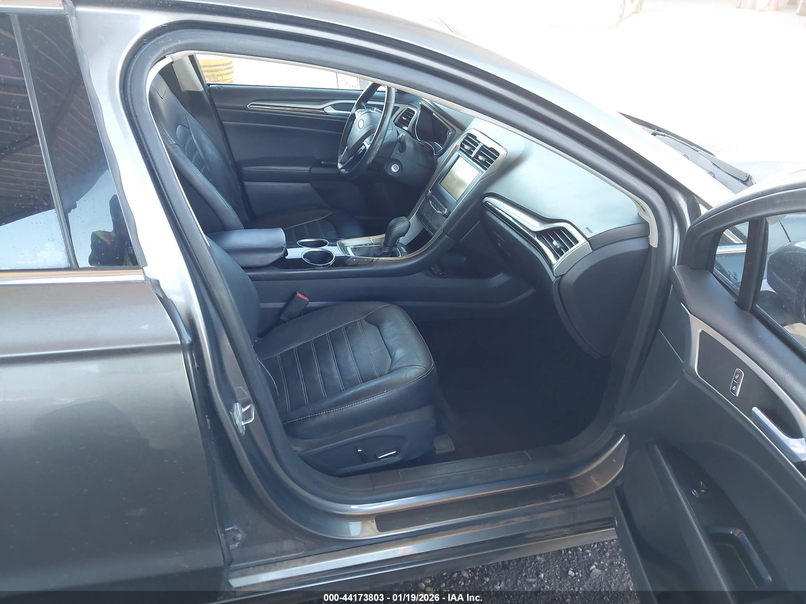 FORD FUSION image 5