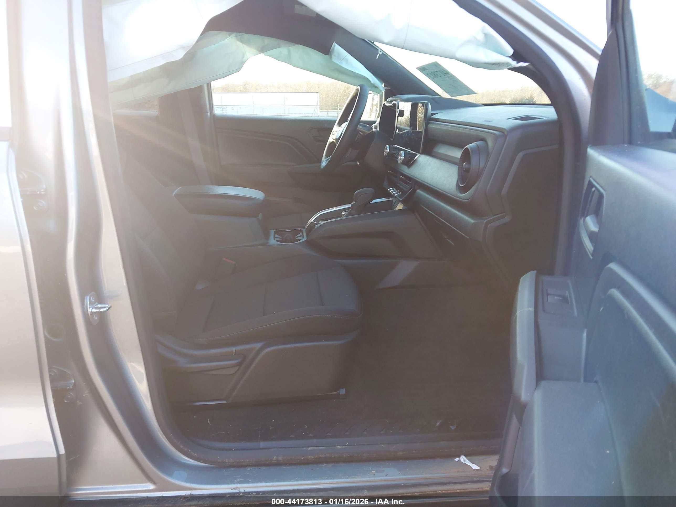 CHEVROLET COLORADO image 5