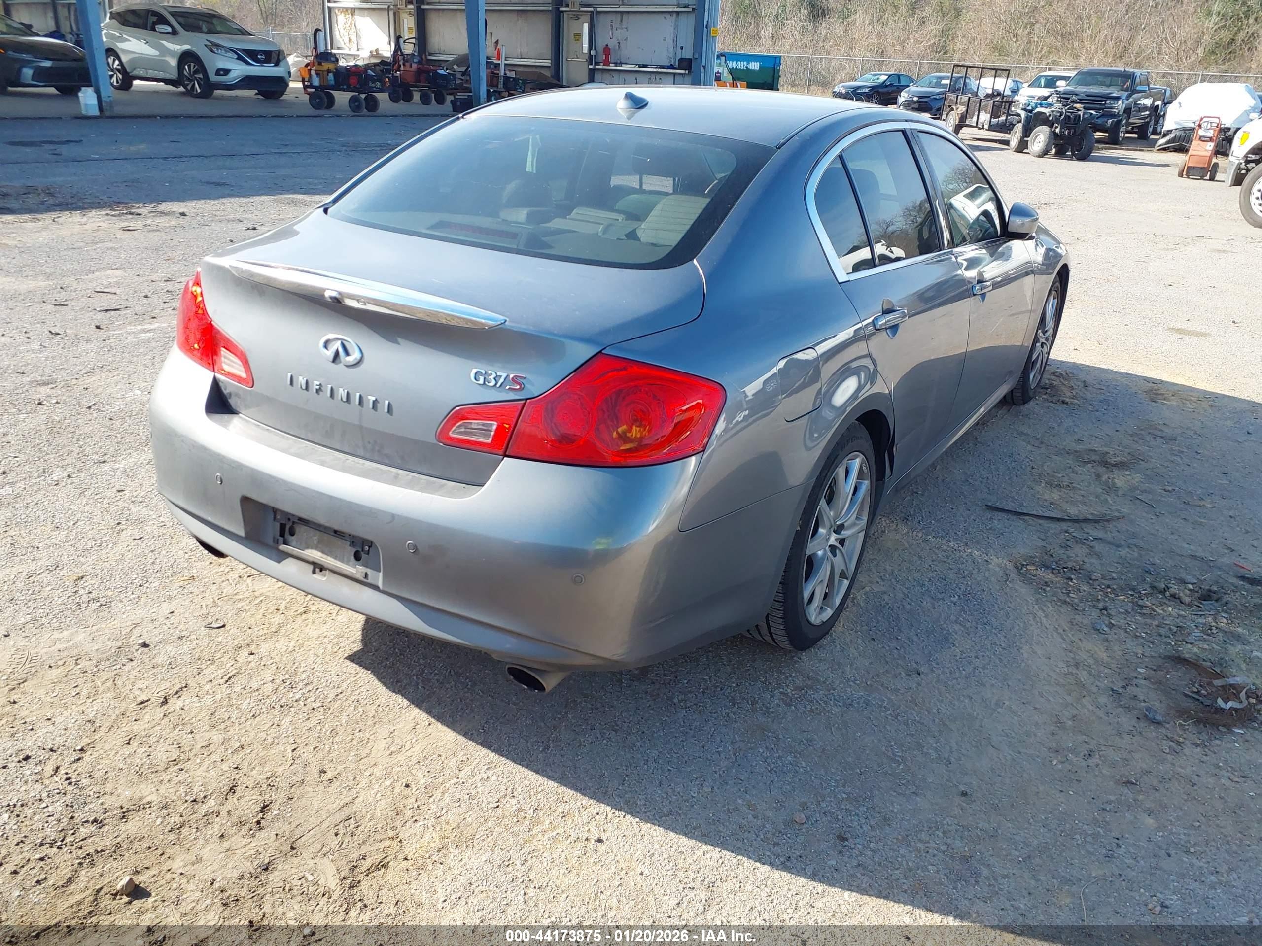 INFINITI G37 image 4