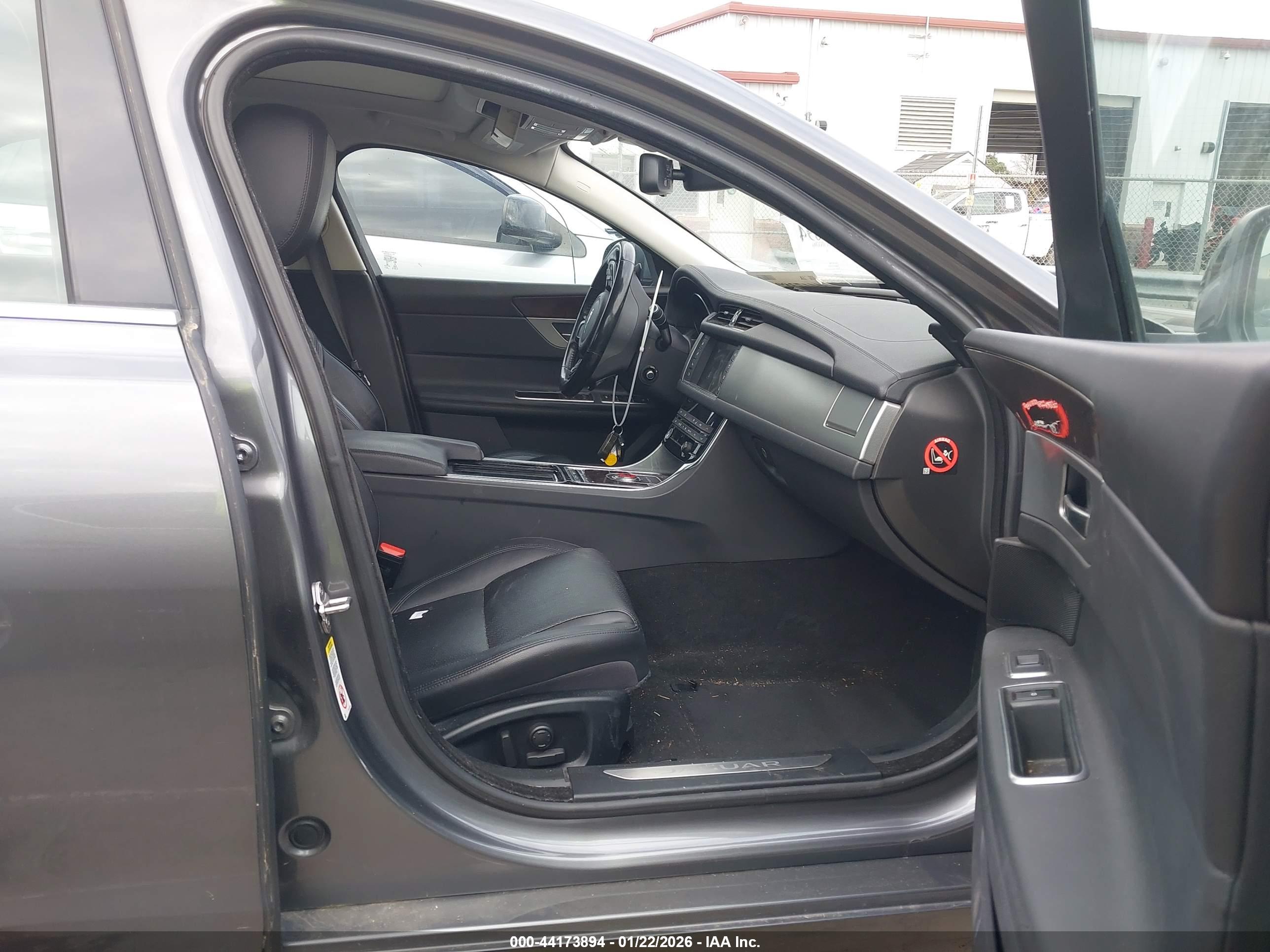 JAGUAR XF image 5
