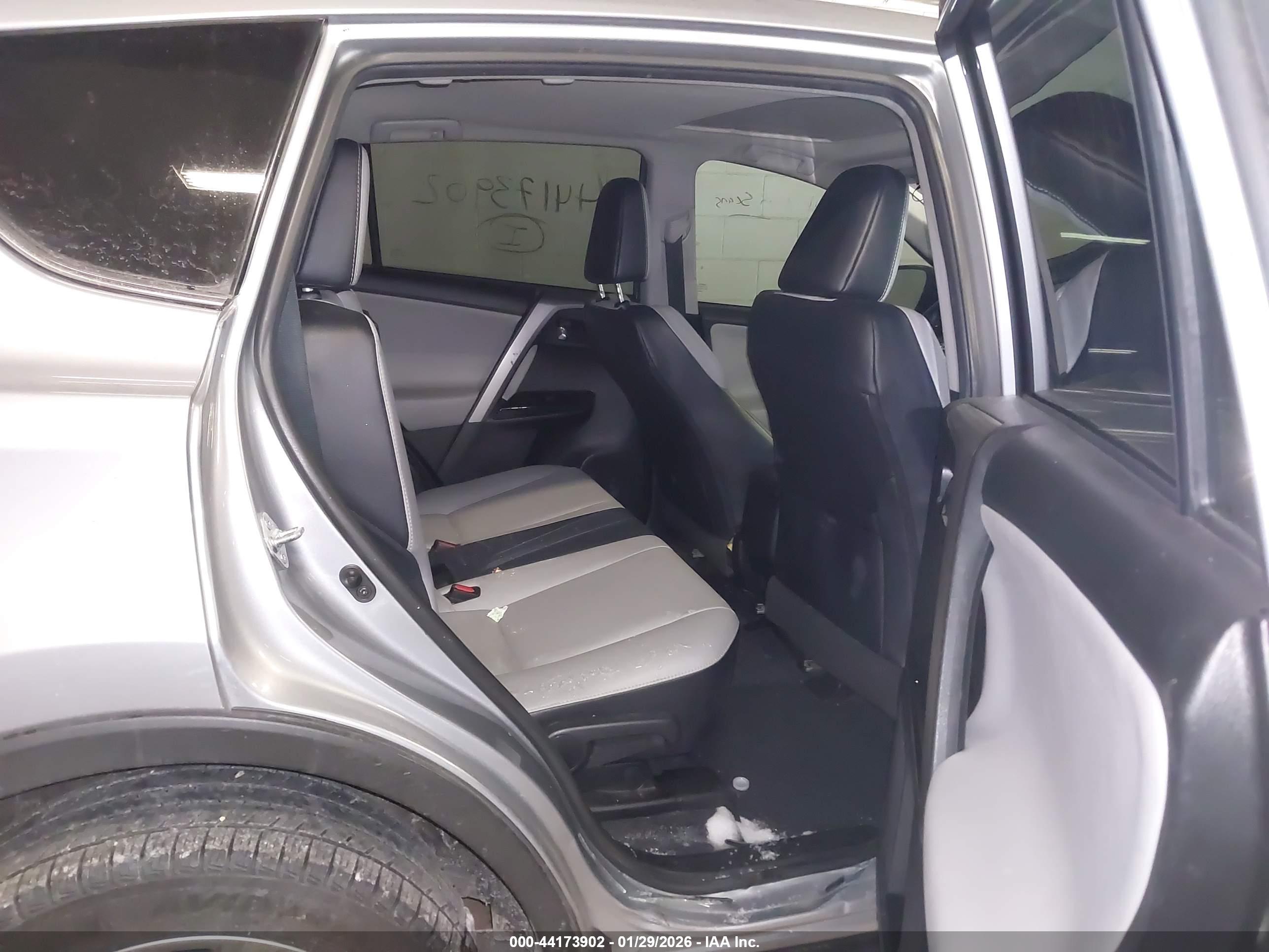 TOYOTA RAV4 image 8