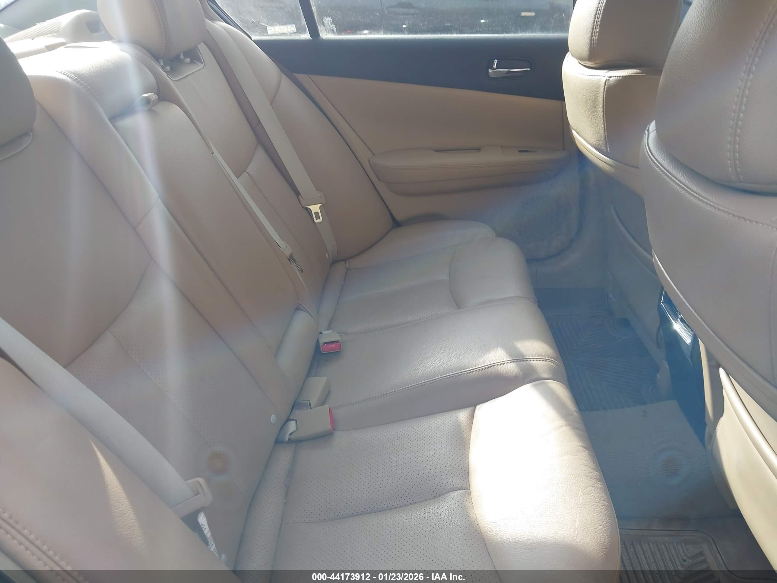 NISSAN MAXIMA image 8