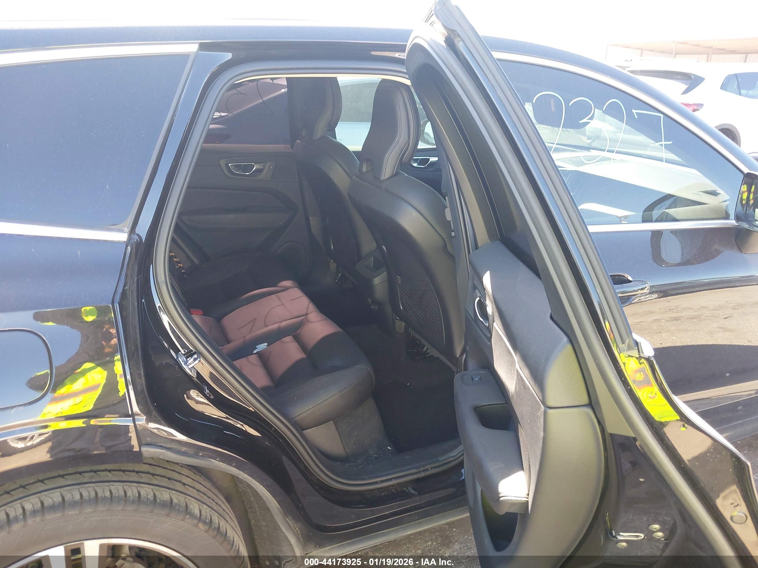 VOLVO XC60 image 8