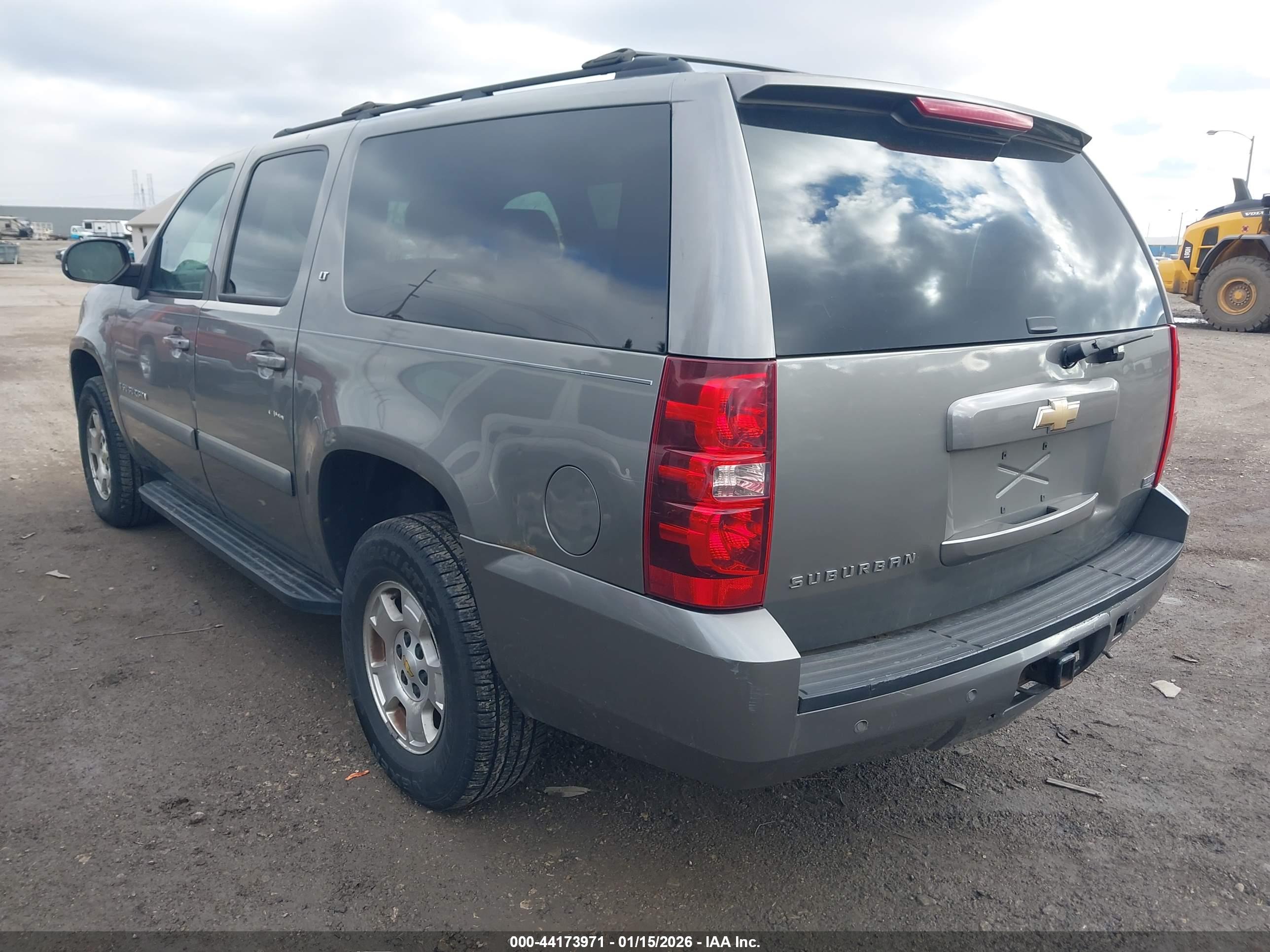 CHEVROLET SUBURBAN image 3