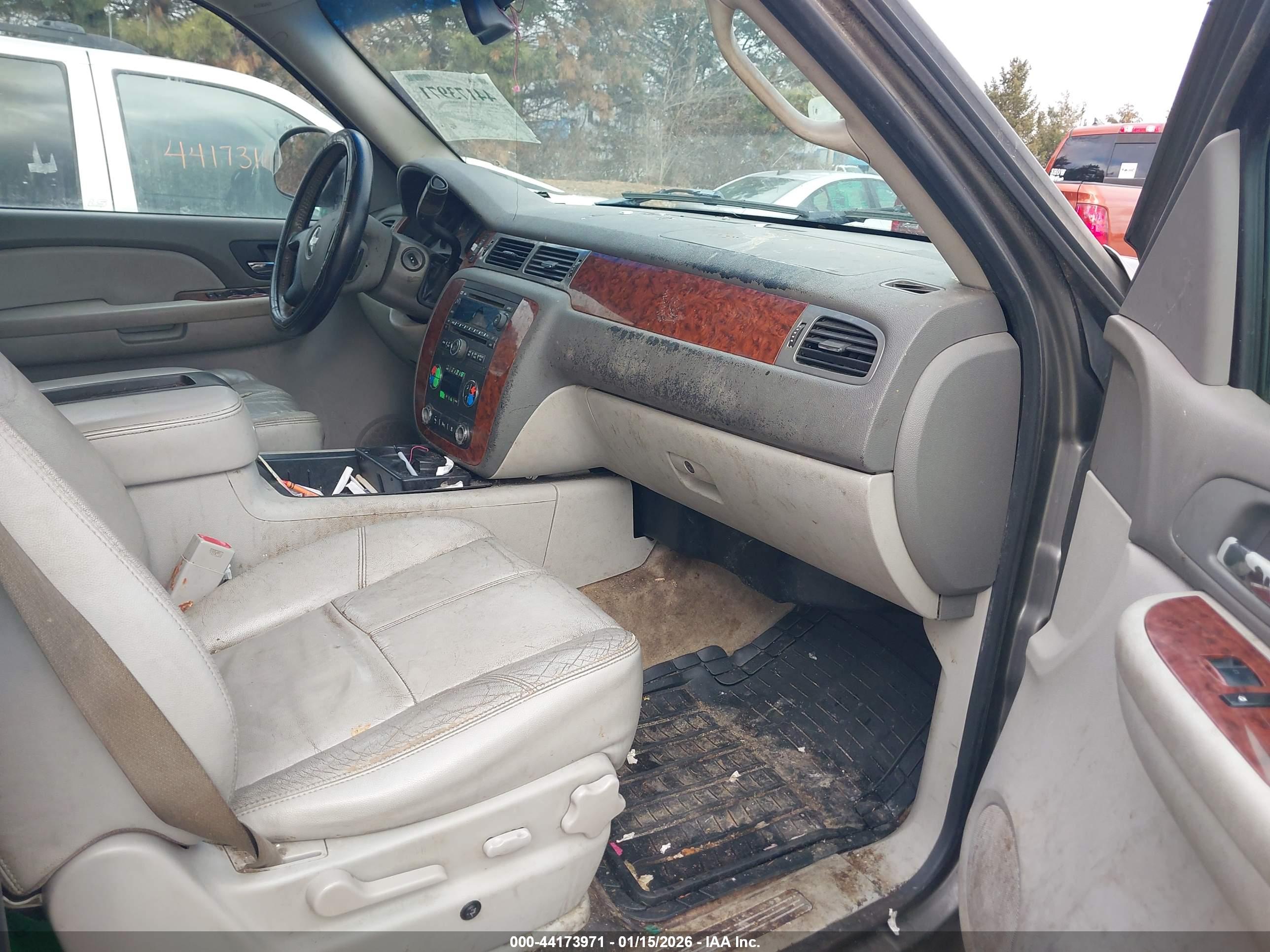 CHEVROLET SUBURBAN image 5