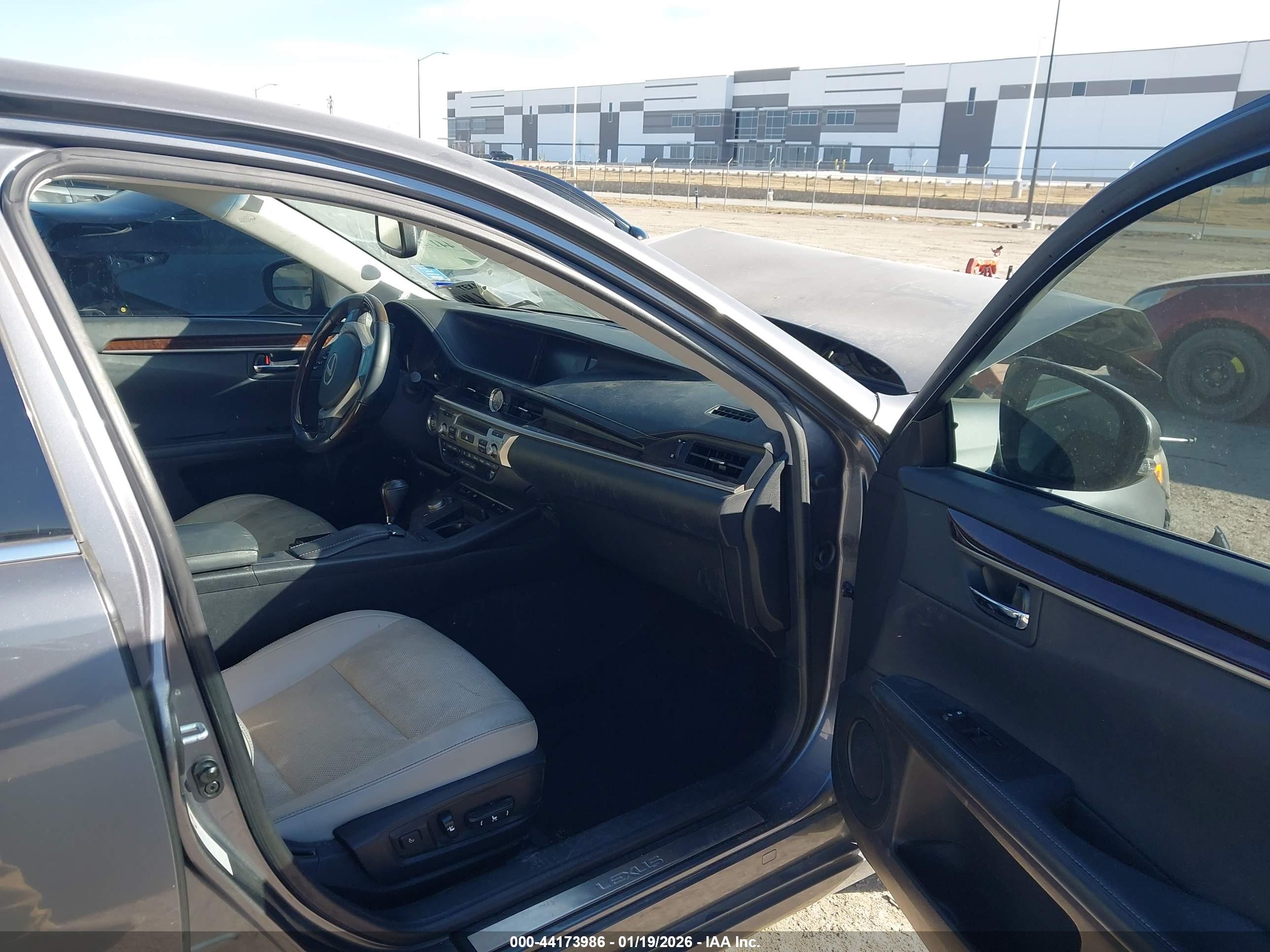 LEXUS ES image 5