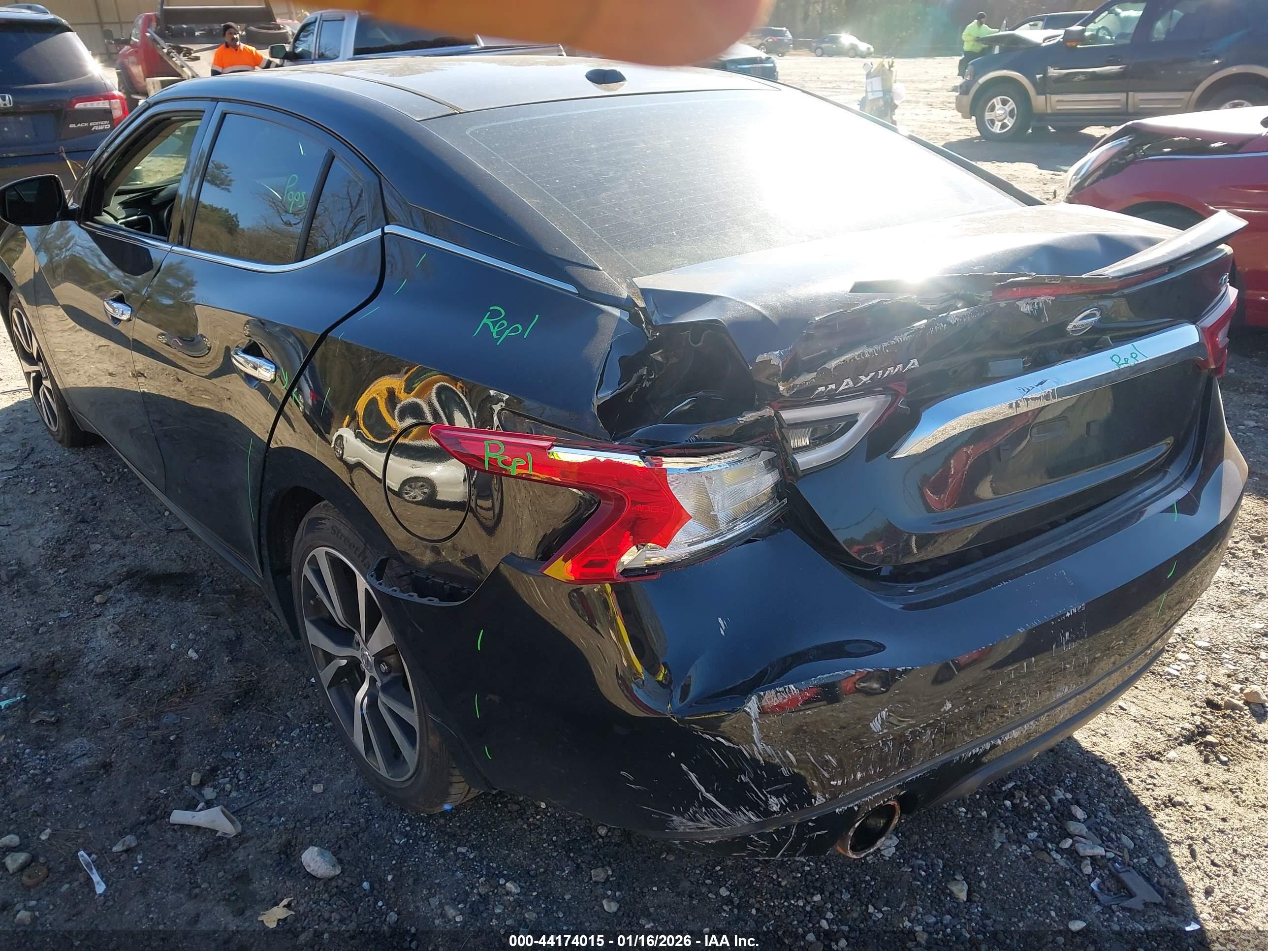 NISSAN MAXIMA image 6