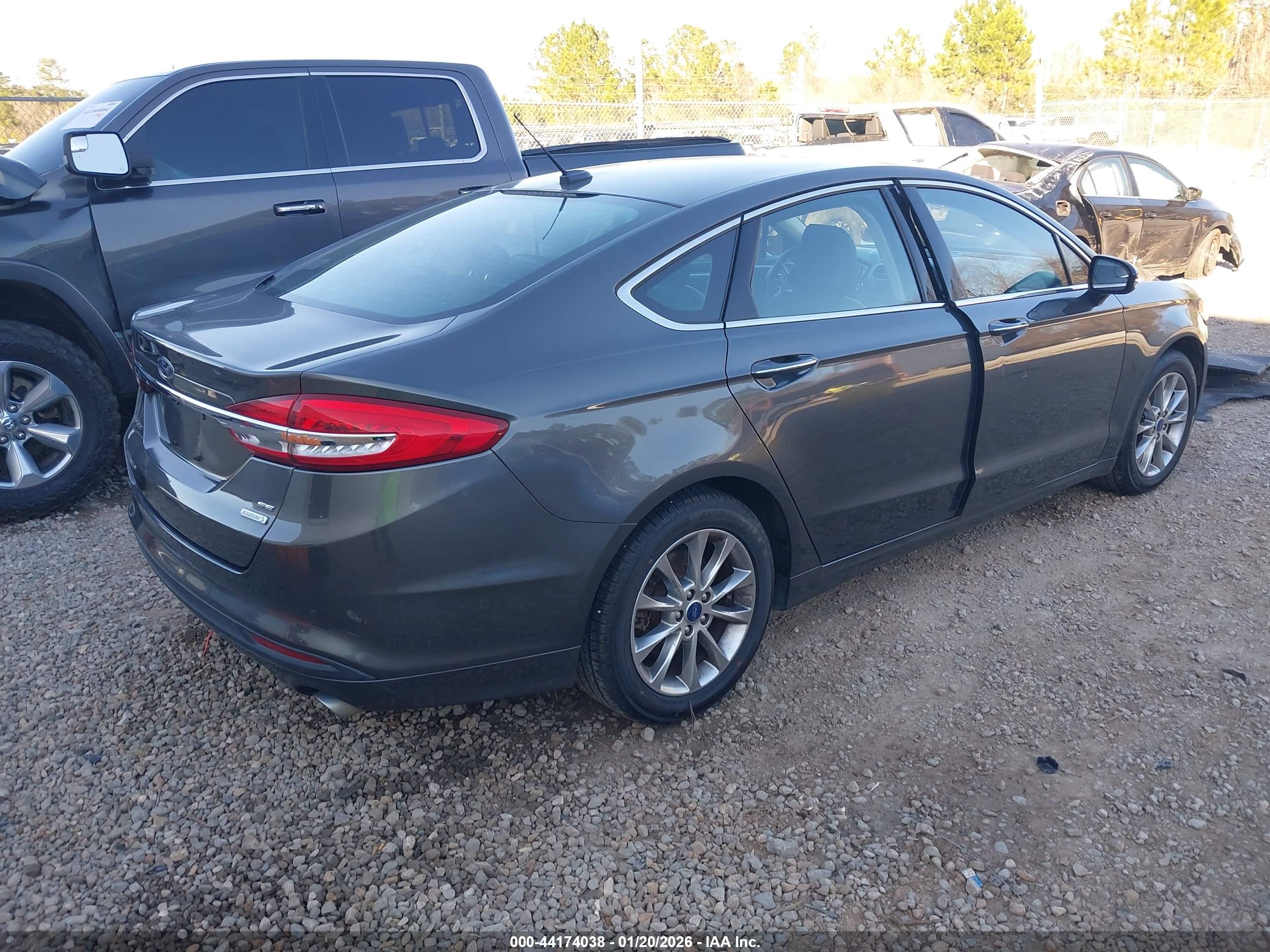 FORD FUSION image 4