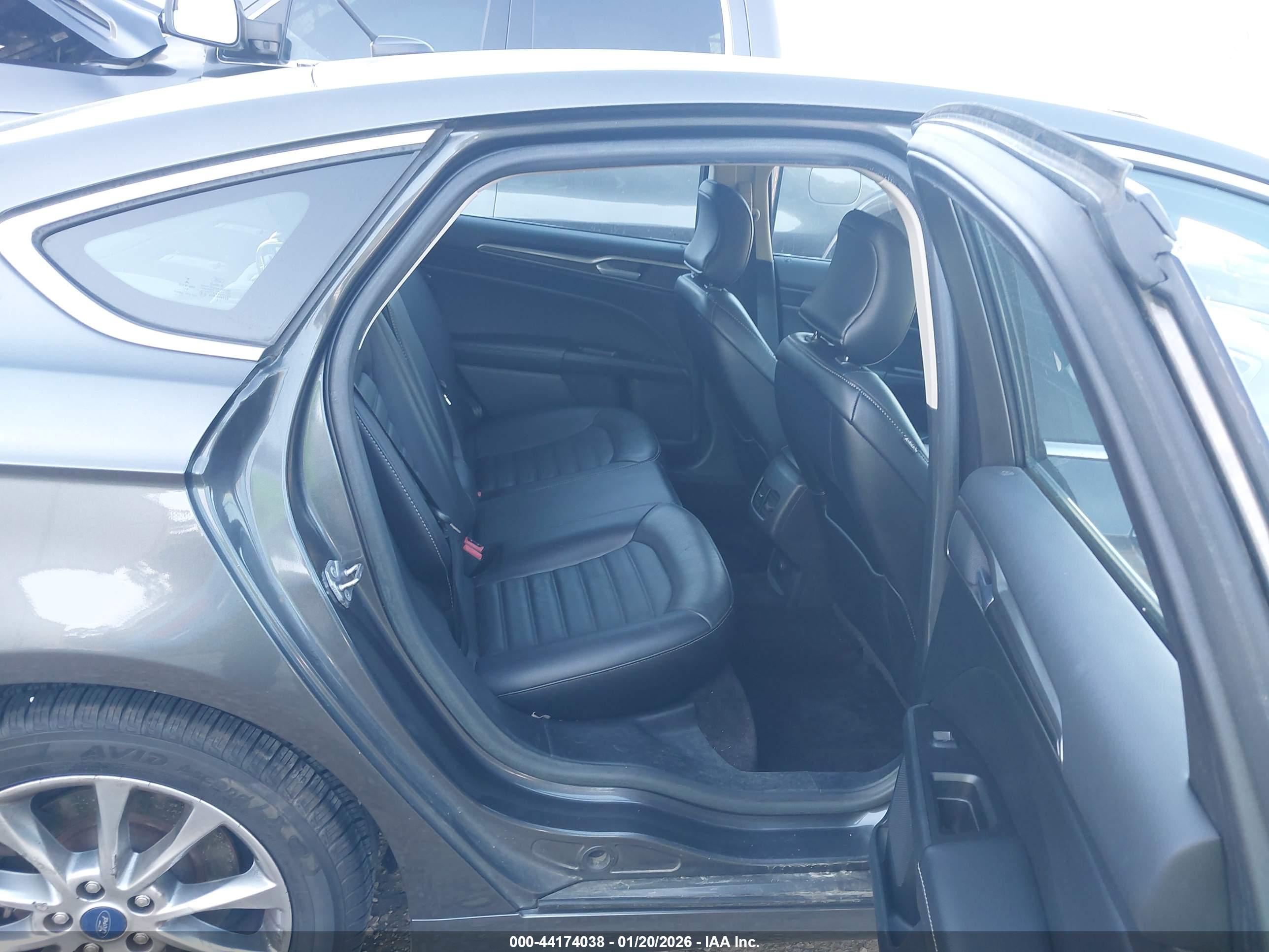 FORD FUSION image 8
