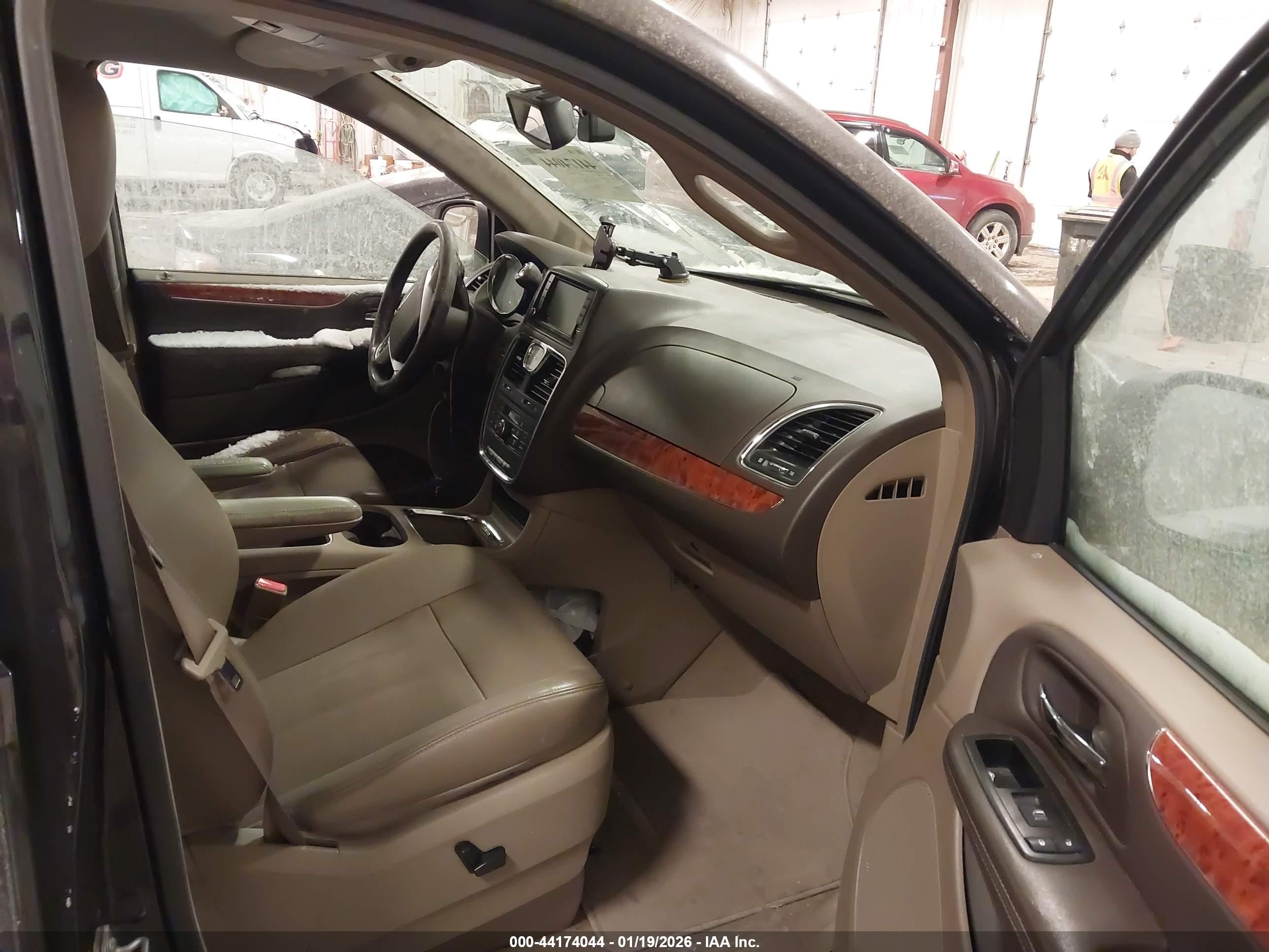 CHRYSLER TOWN image 5