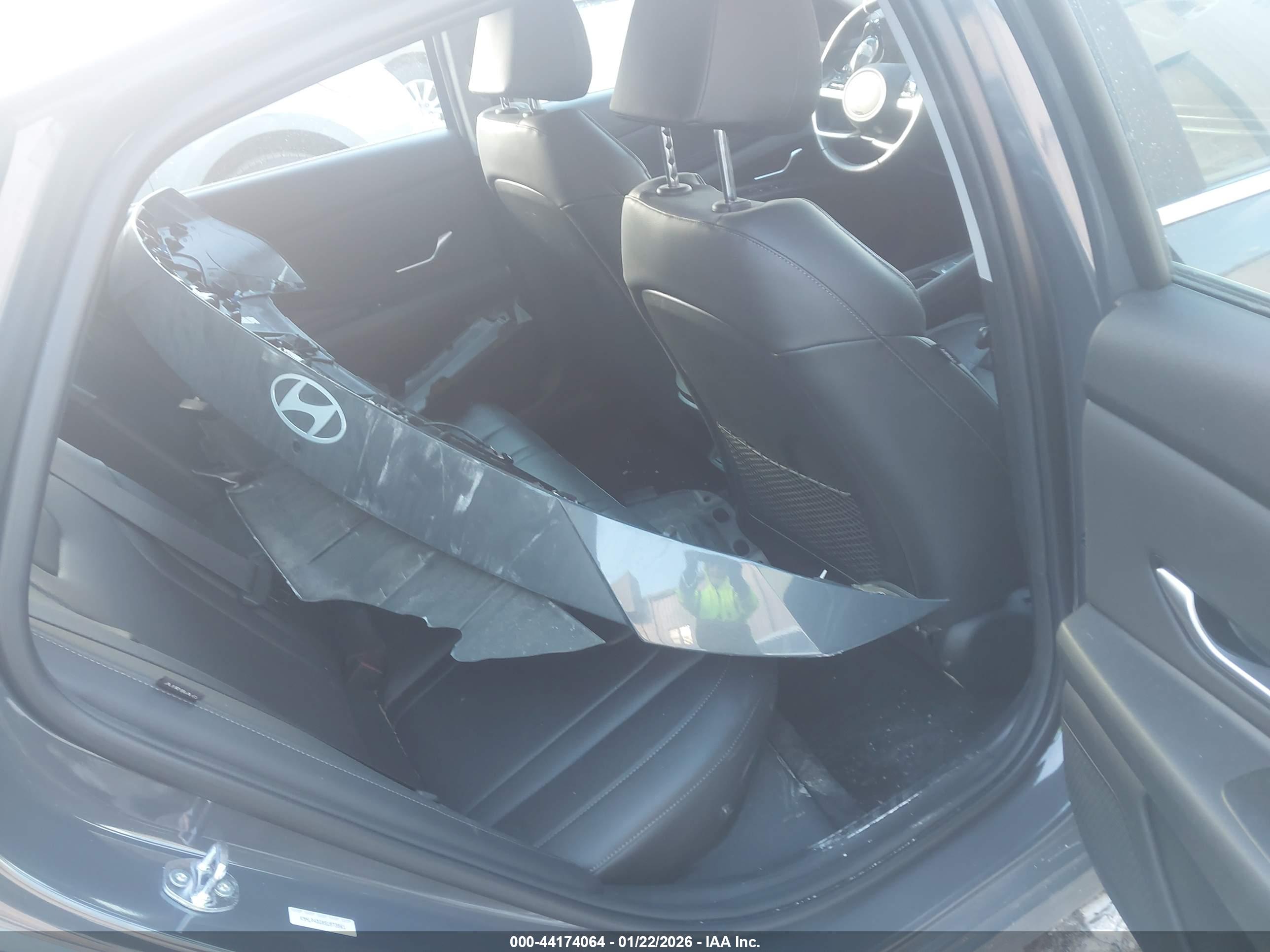 HYUNDAI ELANTRA image 8