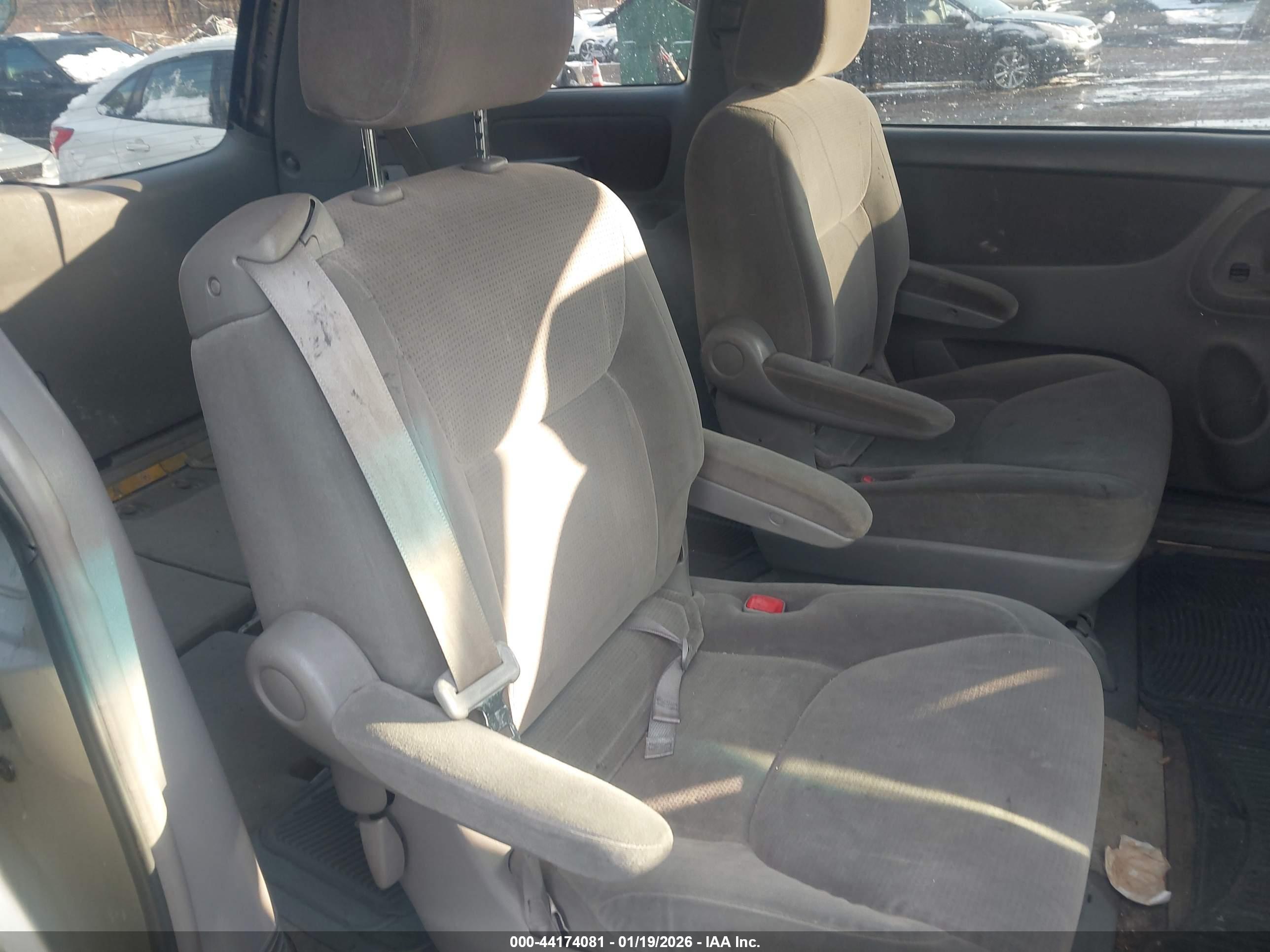 TOYOTA SIENNA image 8