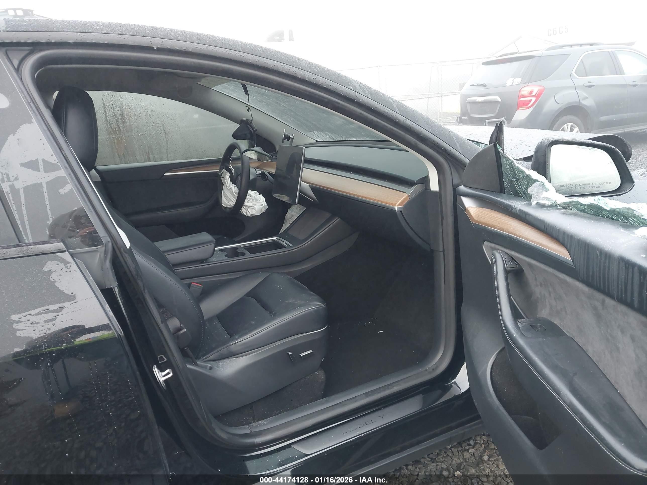 TESLA MODEL image 5