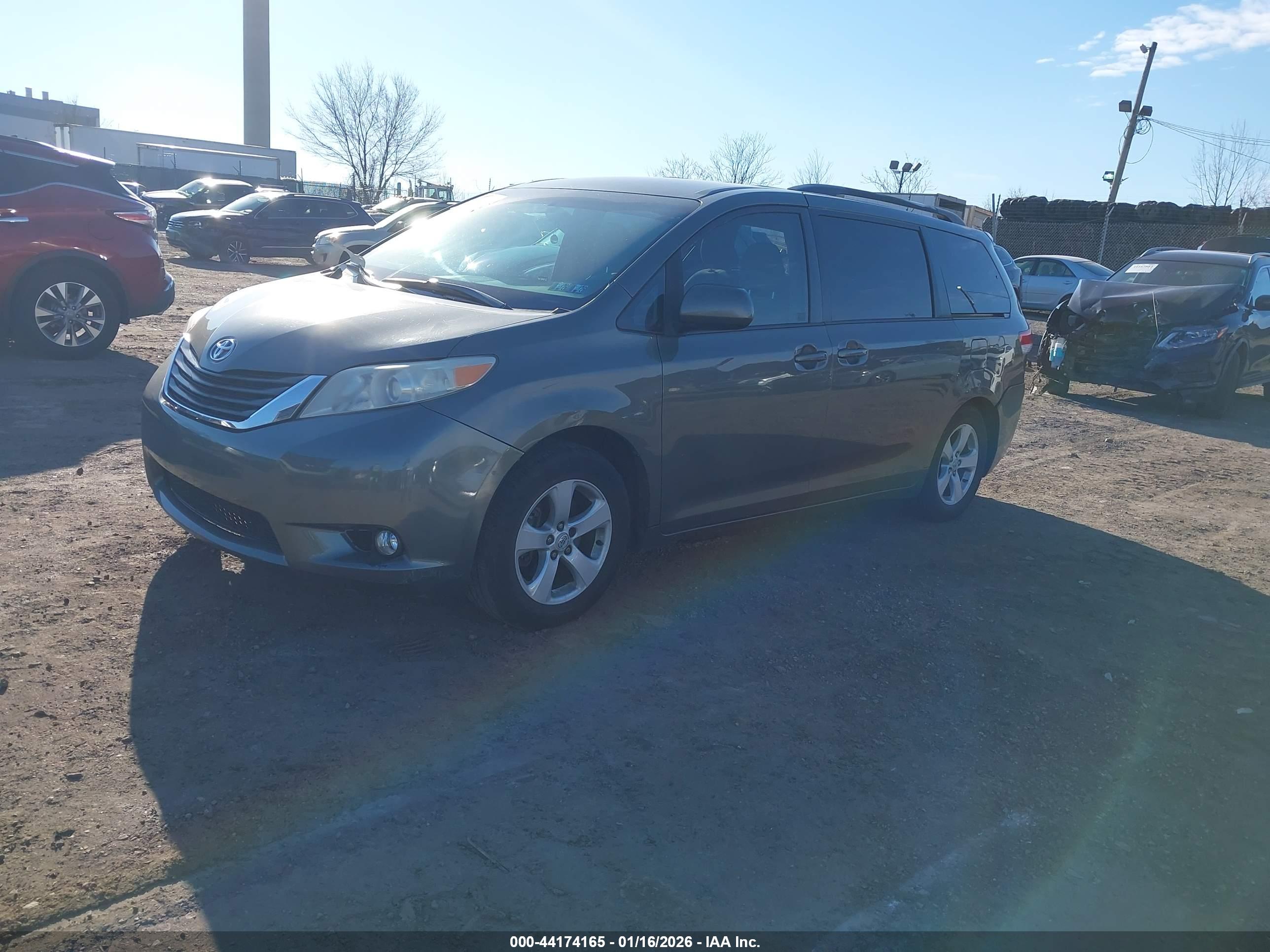 TOYOTA SIENNA image 2
