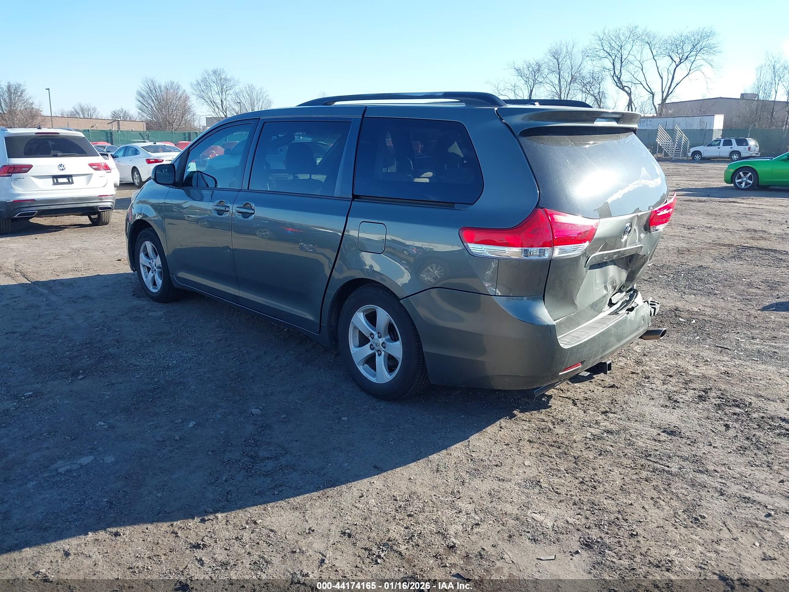 TOYOTA SIENNA image 3