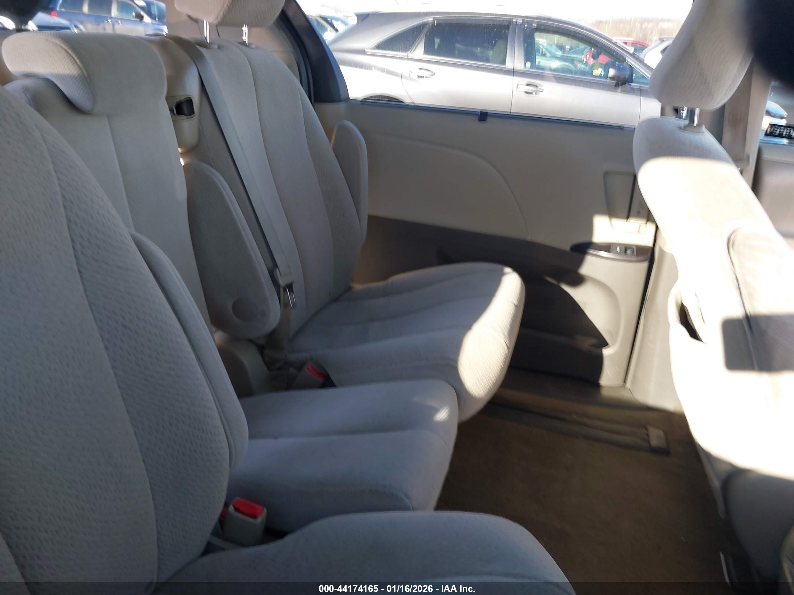 TOYOTA SIENNA image 8