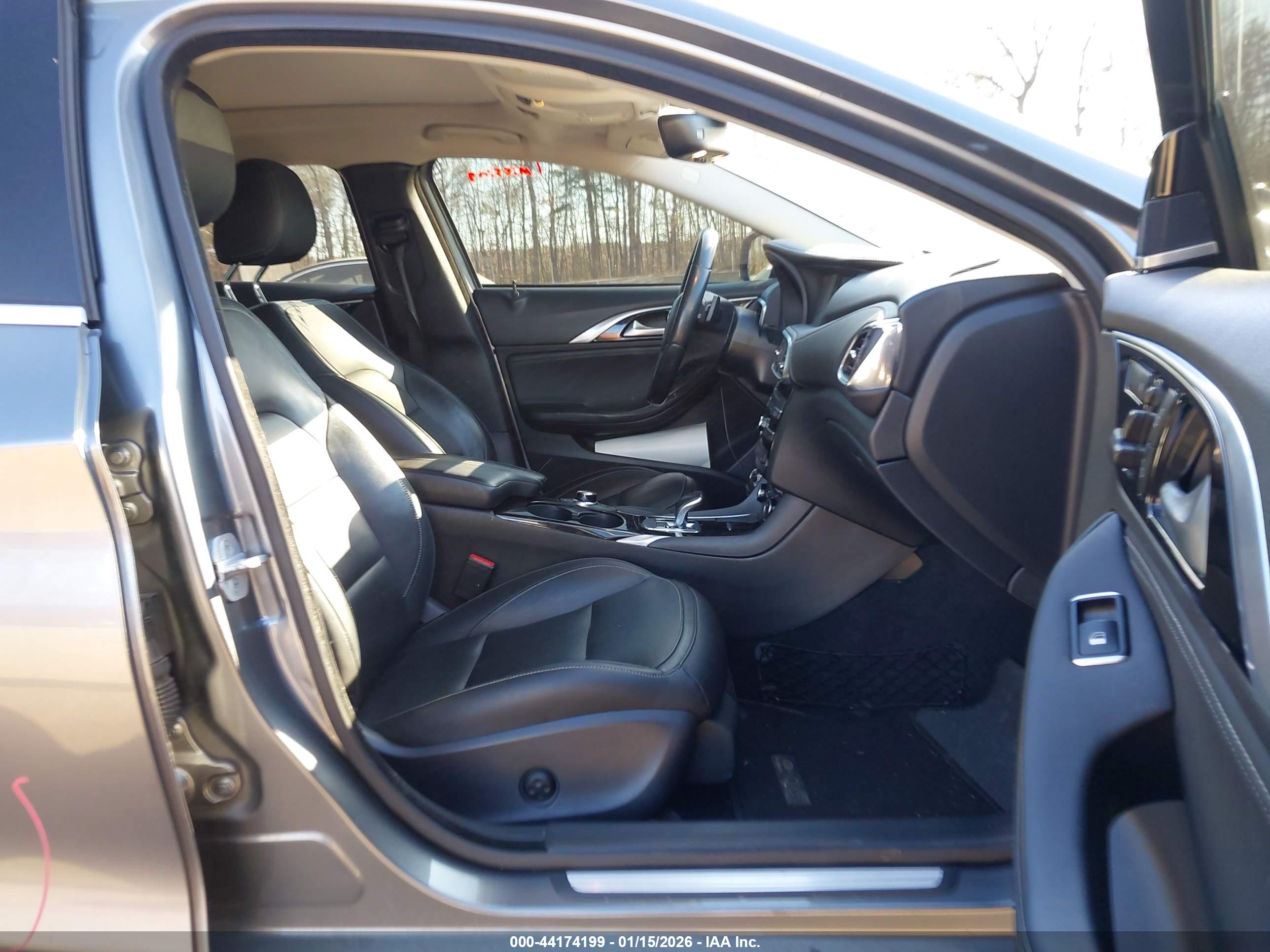 INFINITI QX30 image 5