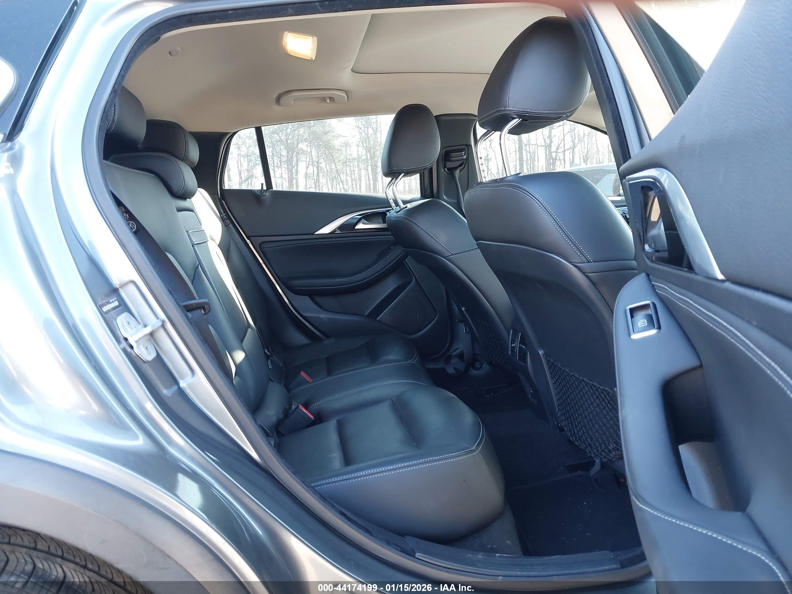 INFINITI QX30 image 8