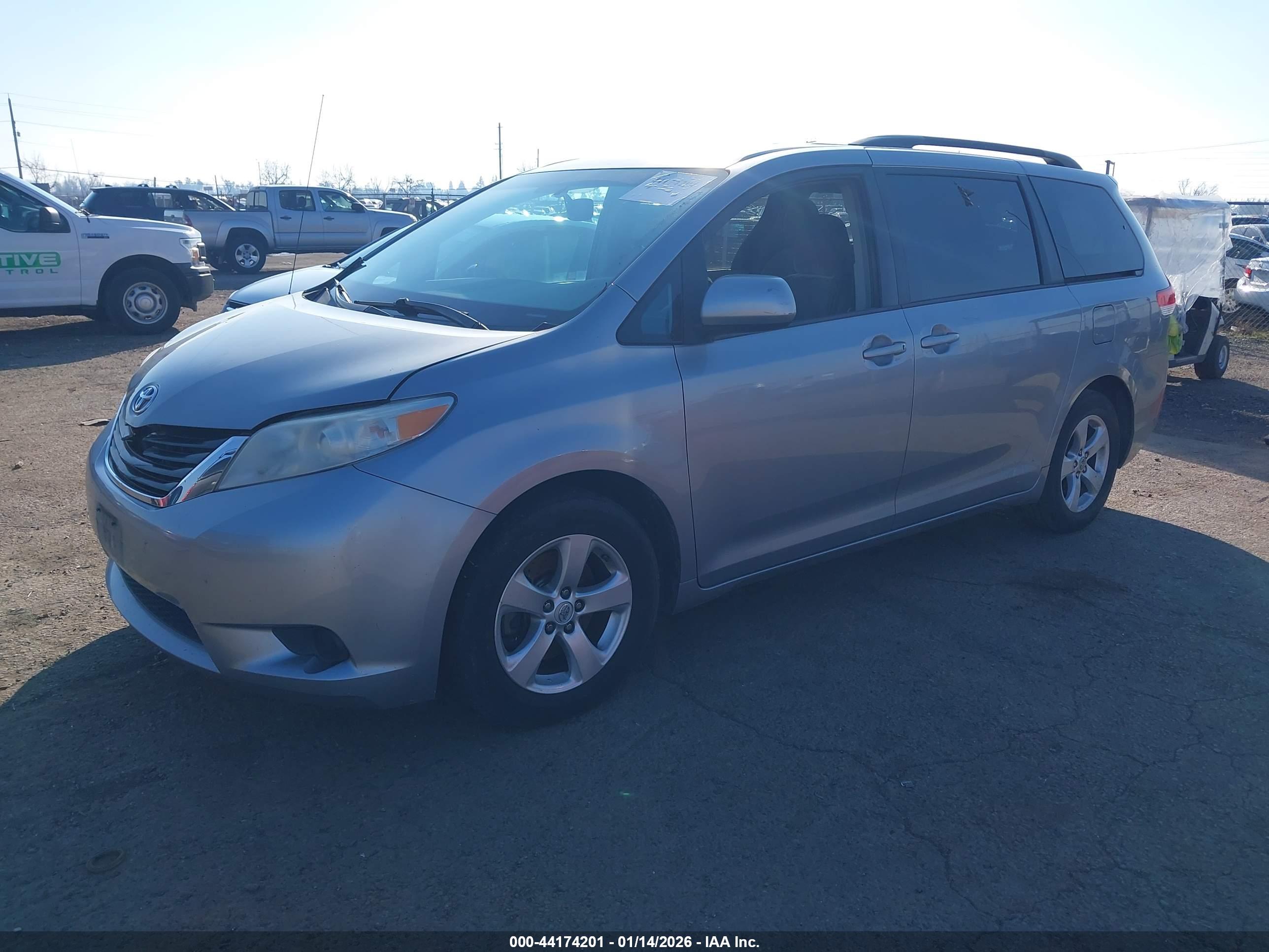 TOYOTA SIENNA image 2
